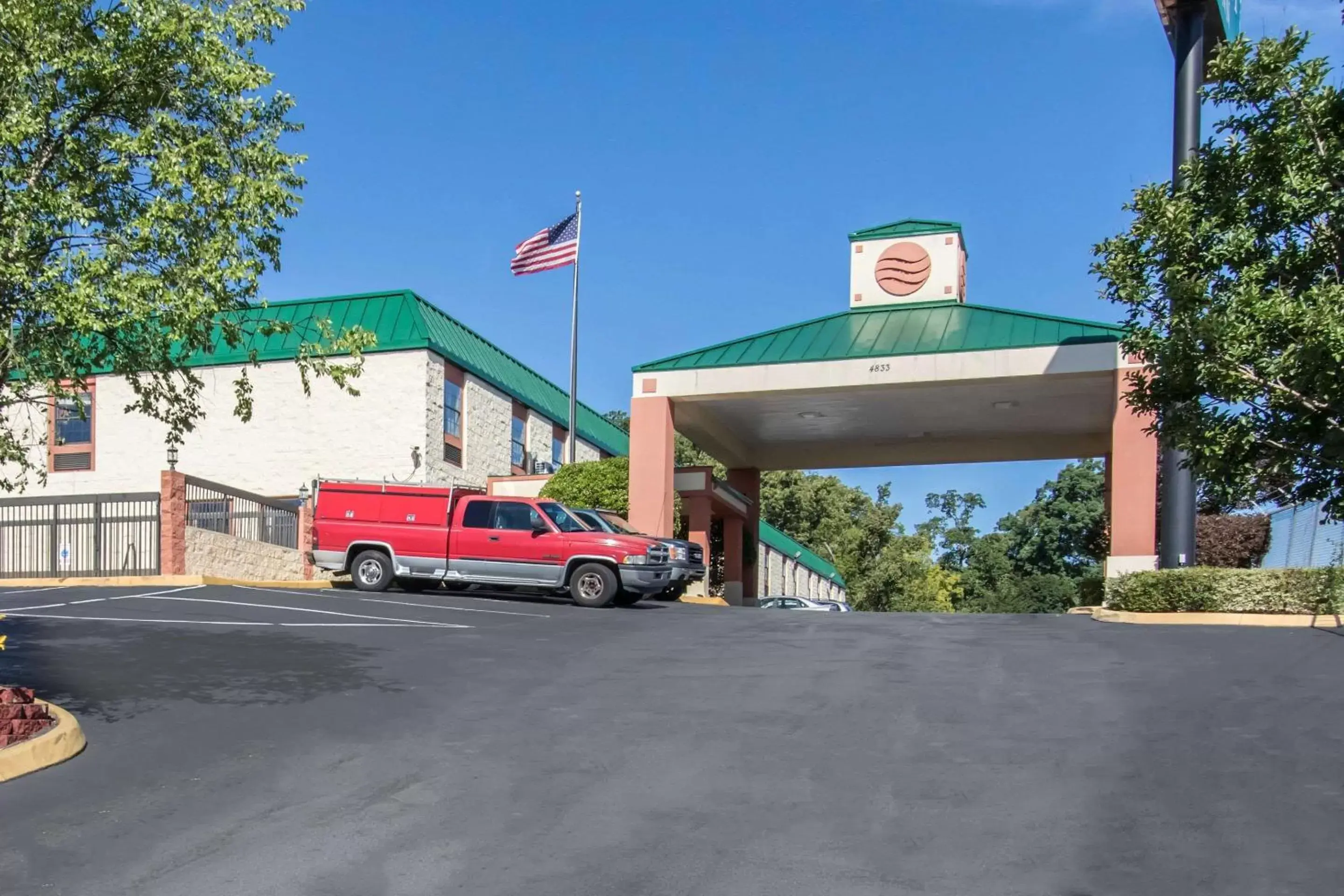 Property Building in Quality Inn Hixson-Chattanooga