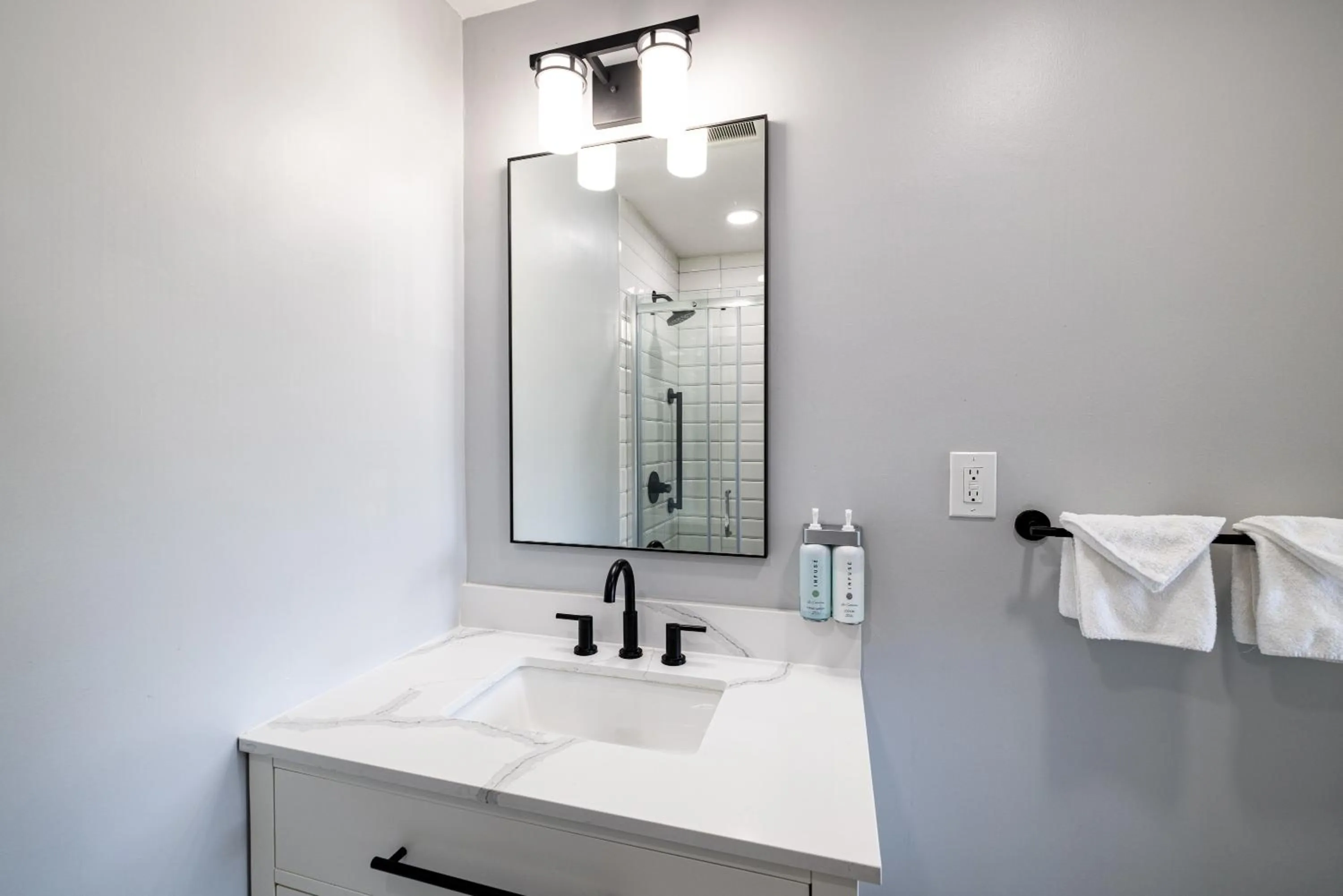 Bathroom in Tides Oceanview Inn and Cottages