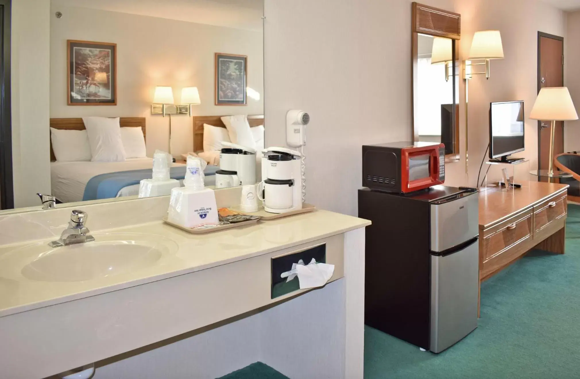 Kitchen/Kitchenette in Americas Best Value Inn & Suites - Tahquamenon Country