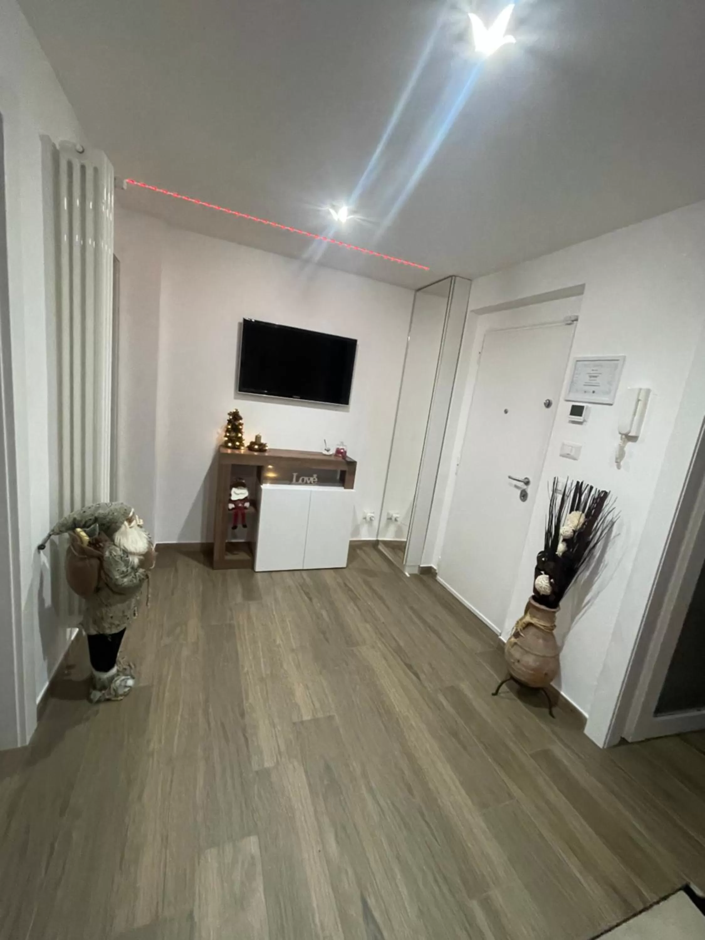 TV/Entertainment Center in Due Cuori Suite con vasca idromassaggi