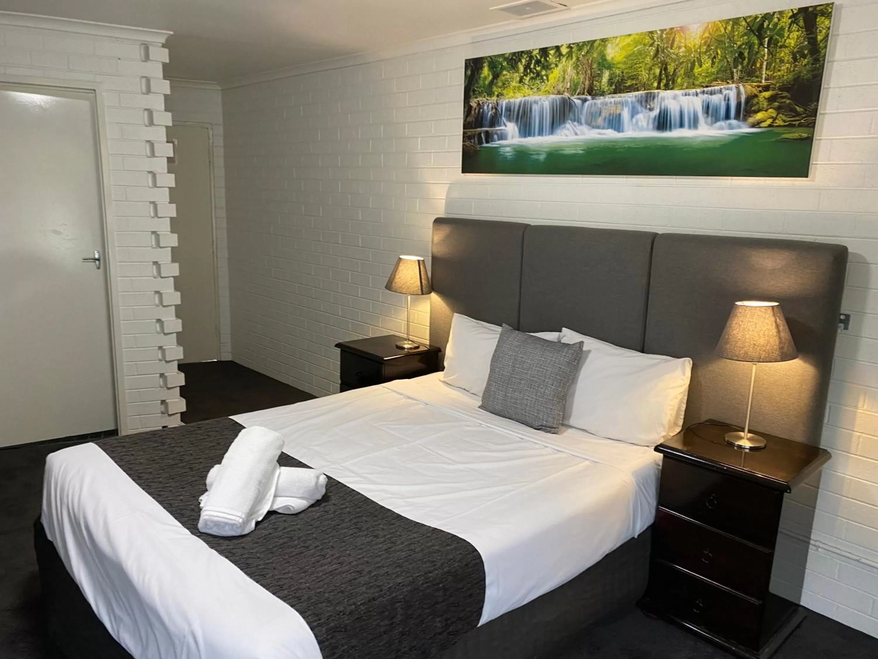 towels, Bed in Frankston Motel