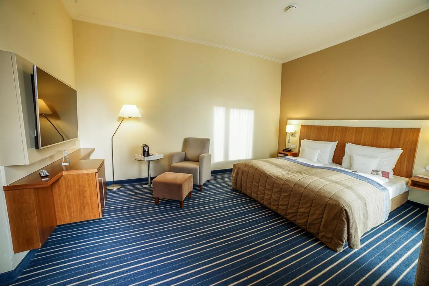 room service, Bed in Lind Hotel