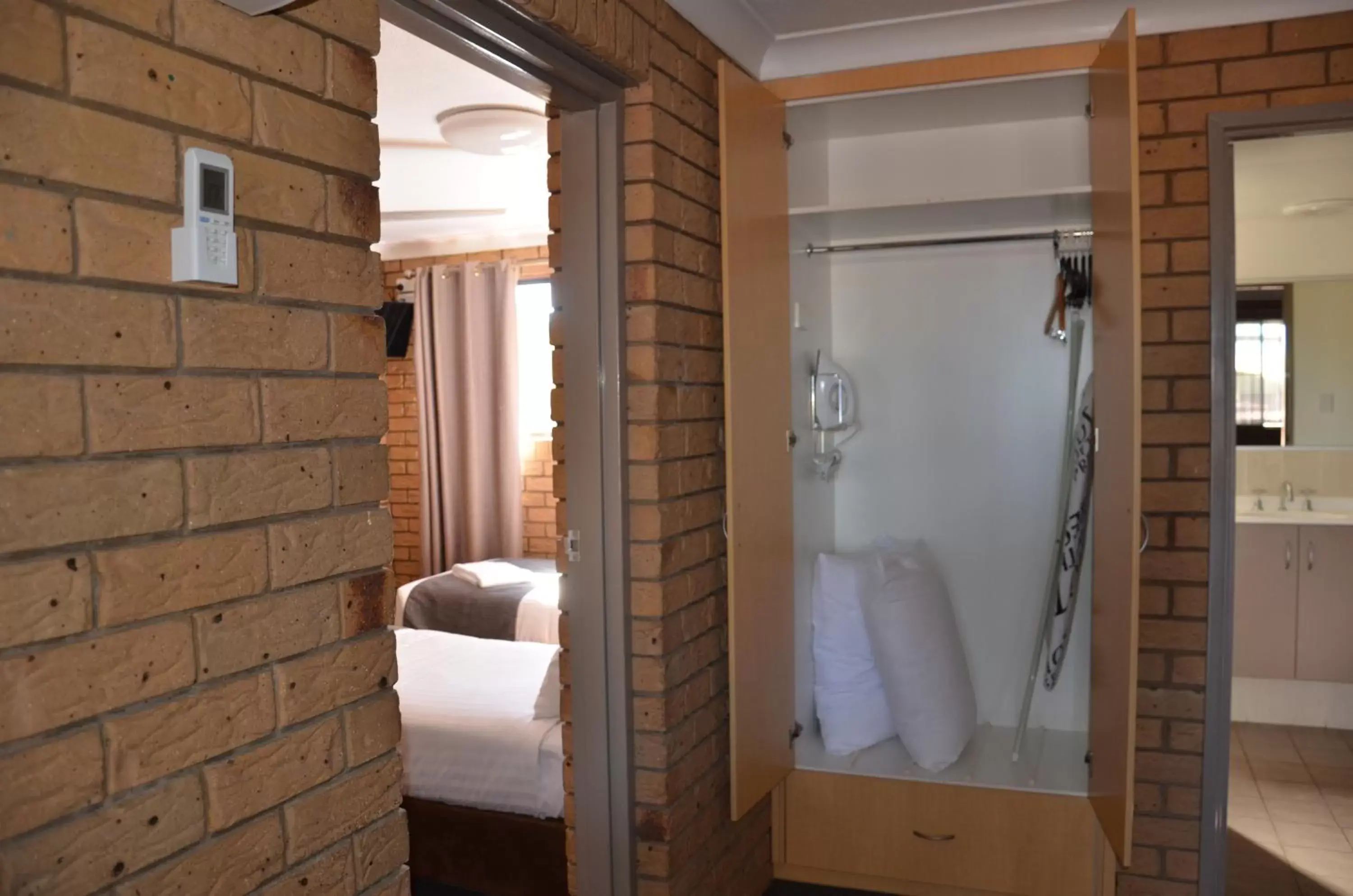 Bedroom, Bathroom in Sunray Motor Inn