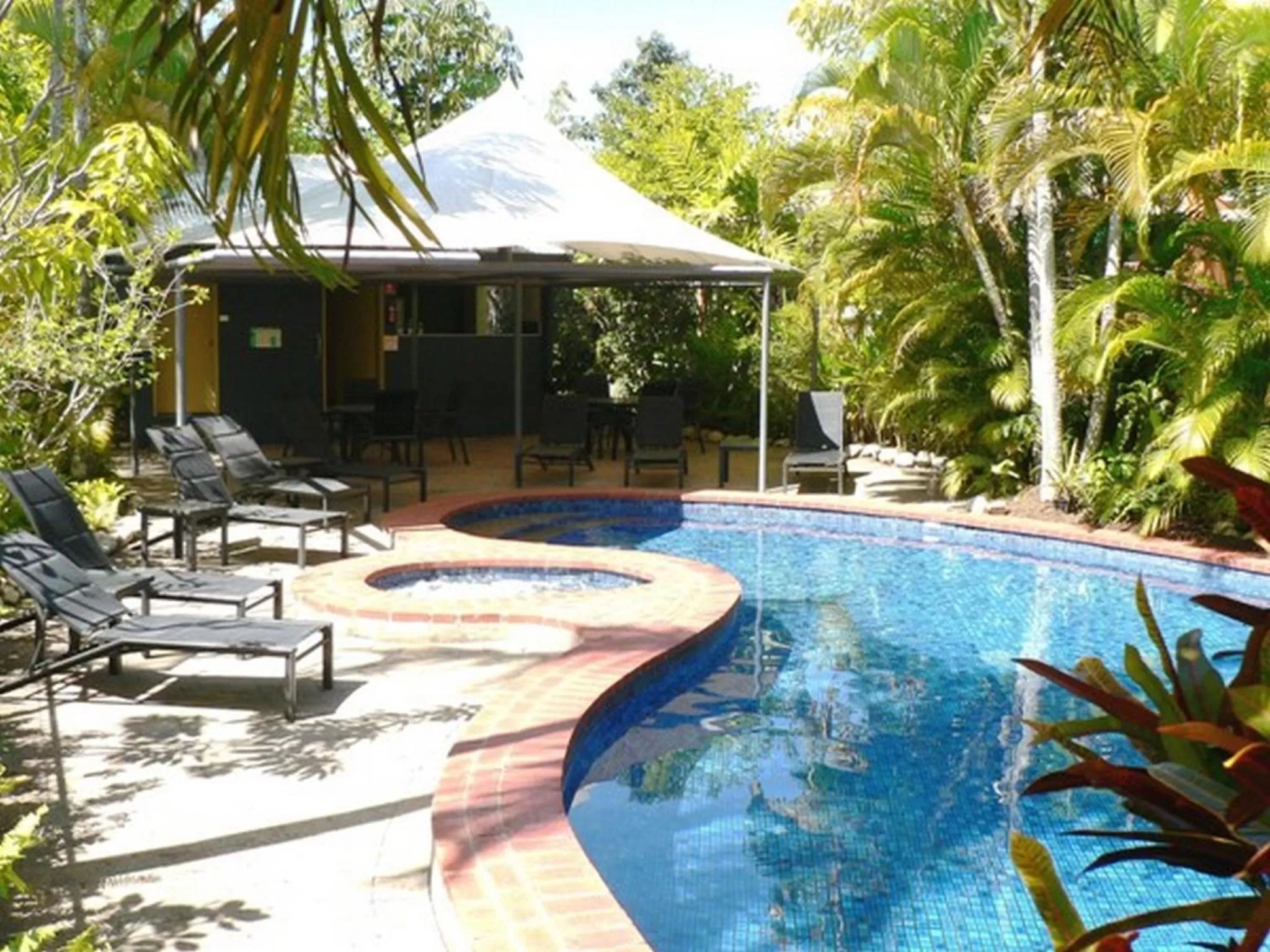 Swimming pool in Mango Tree Holiday Apartments