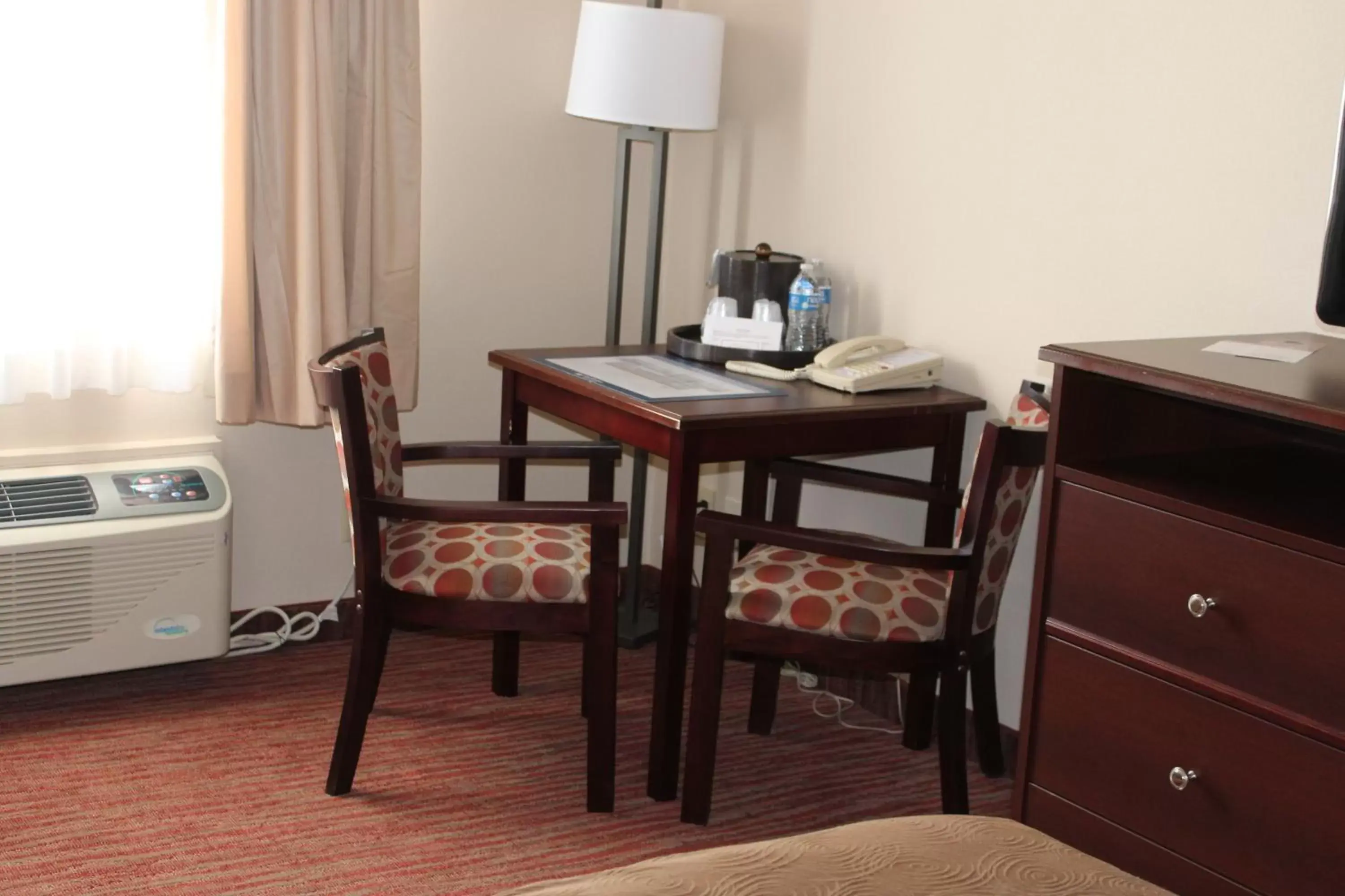 Seating area, TV/Entertainment Center in Best Western Plus Concord Inn