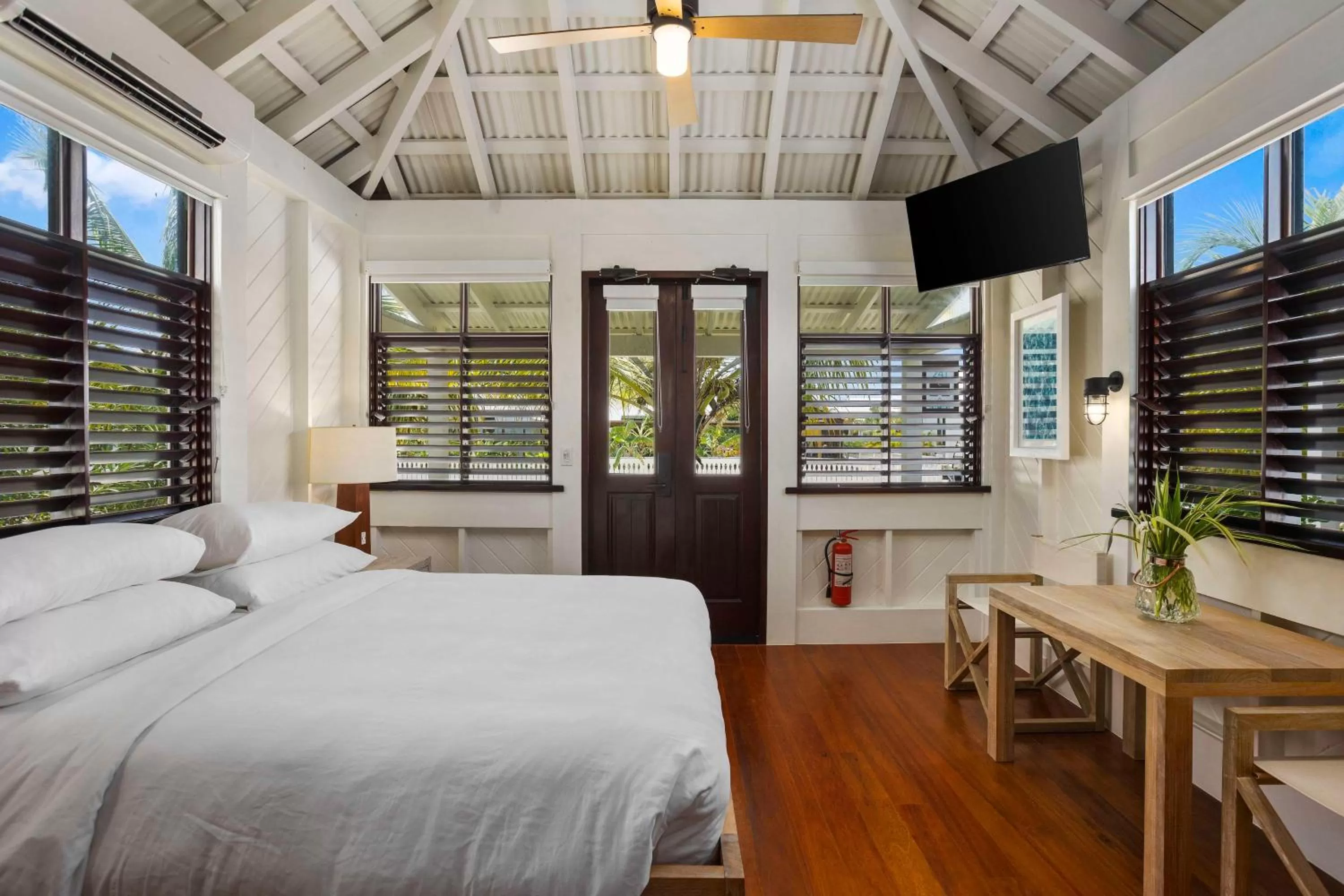 Bedroom, Bed in Mahogany Bay Resort and Beach Club, Curio Collection