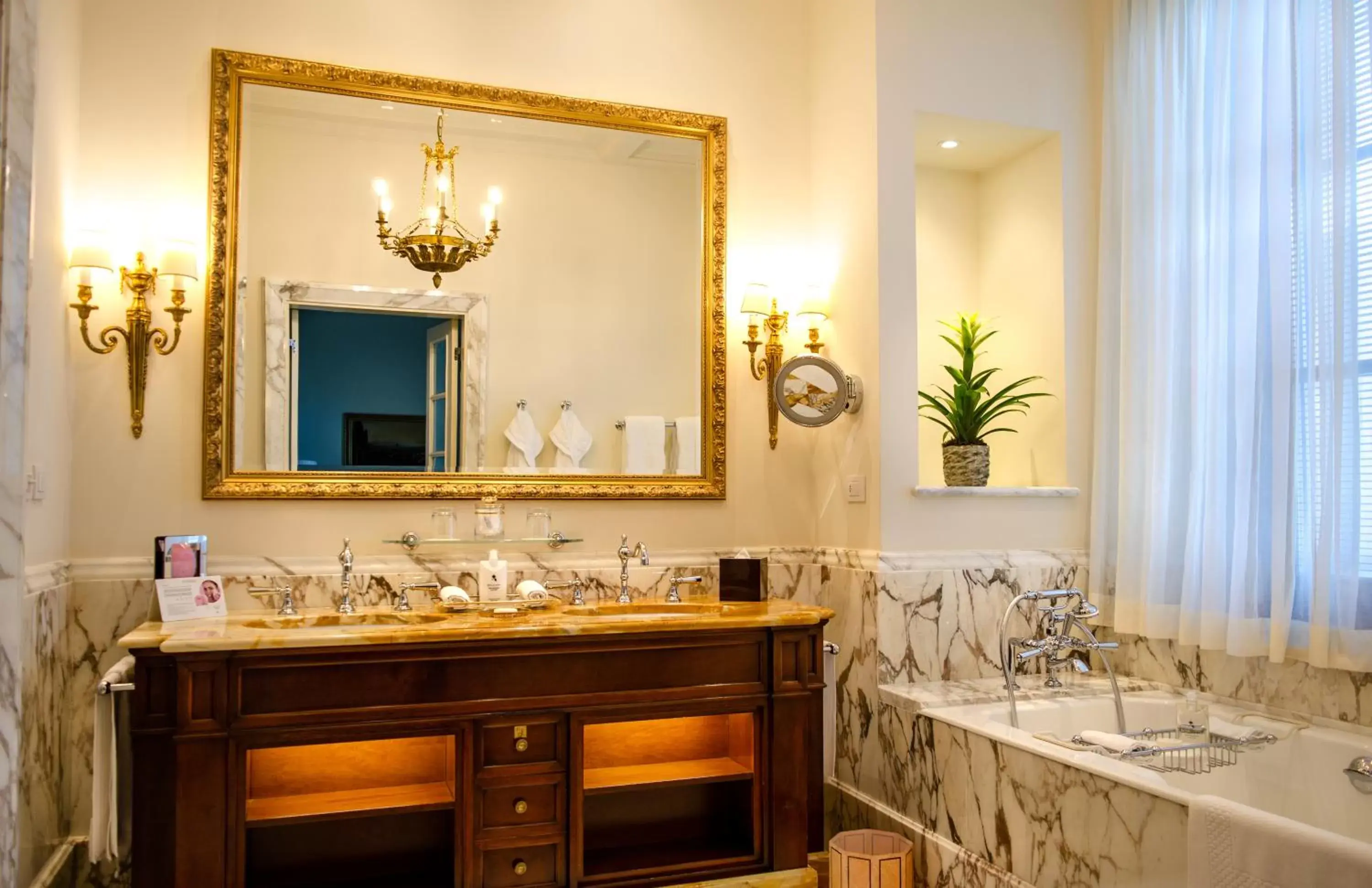 Shower, Restaurant/Places to Eat in Four Seasons Hotel Firenze