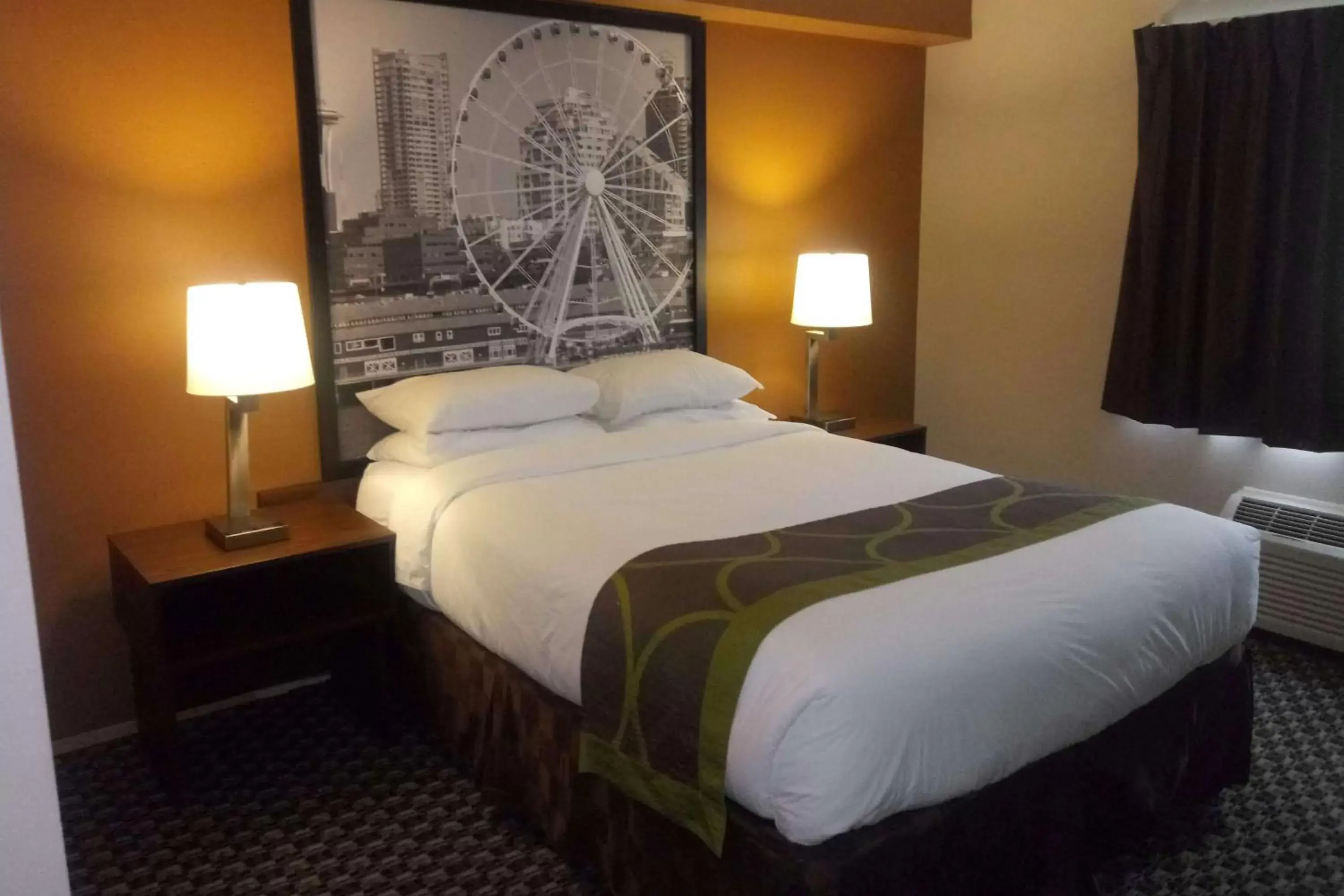 Photo of the whole room, Bed in Super 8 by Wyndham Lynnwood