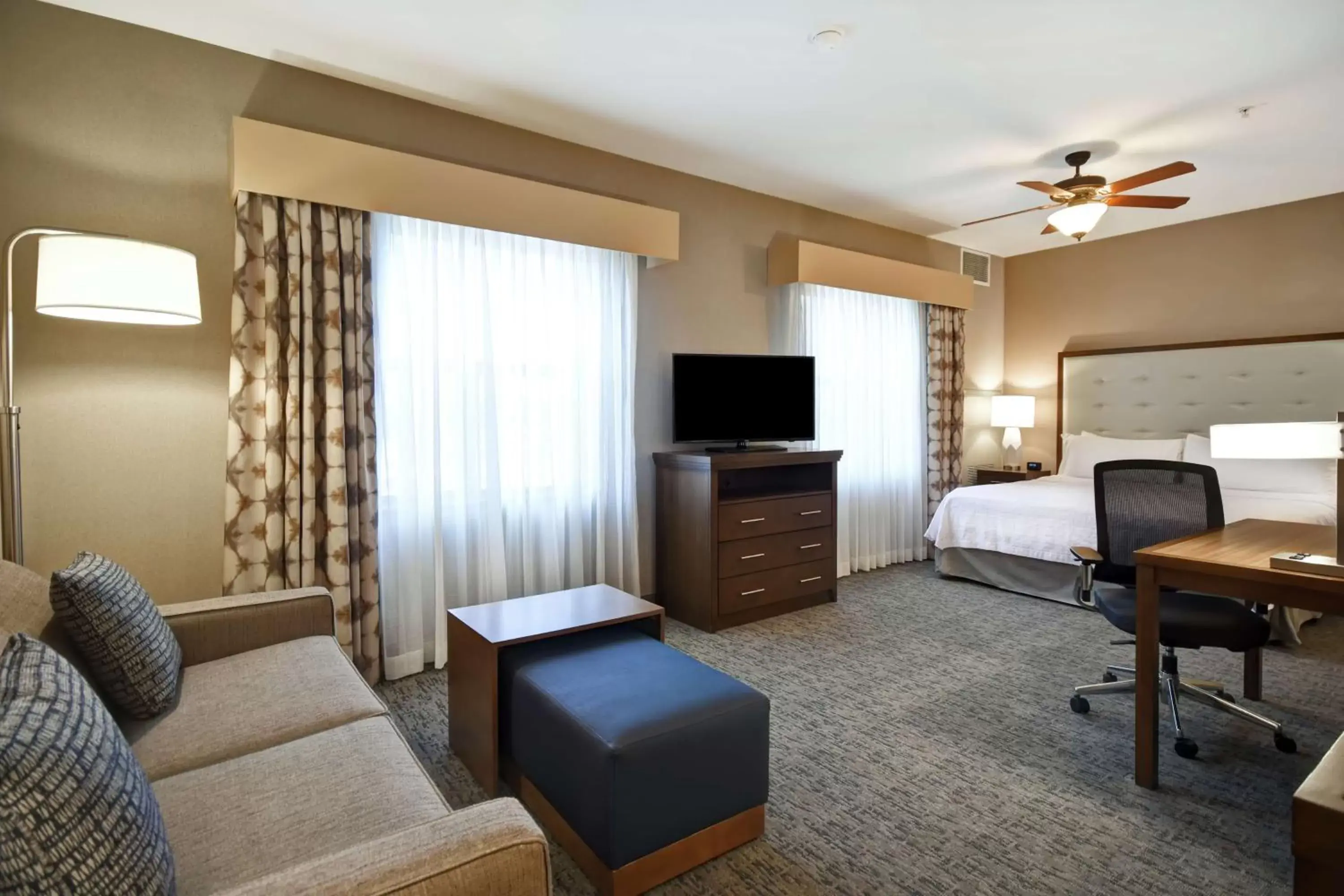 Bedroom, TV/Entertainment Center in Homewood Suites by Hilton Boise