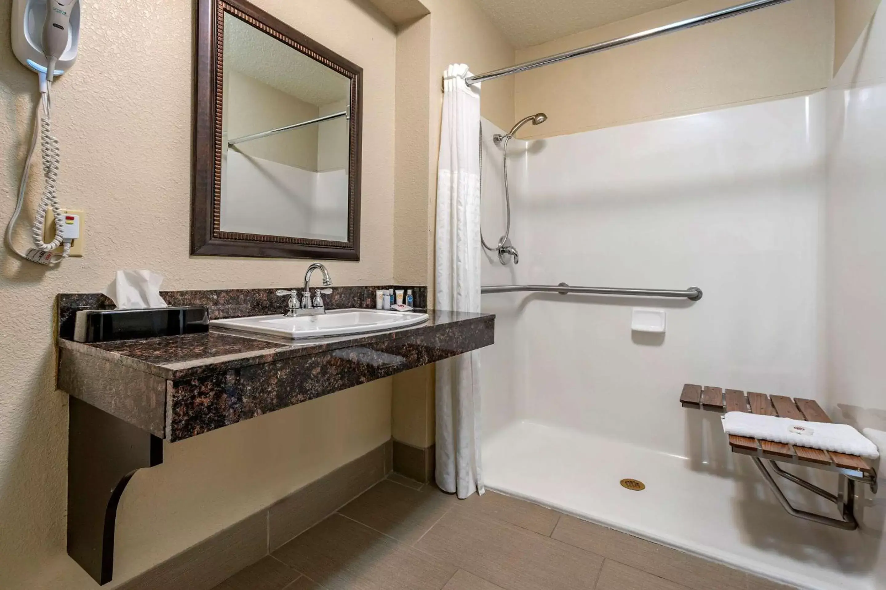 Bathroom in Comfort Inn Cincinnati Airport Turfway Road