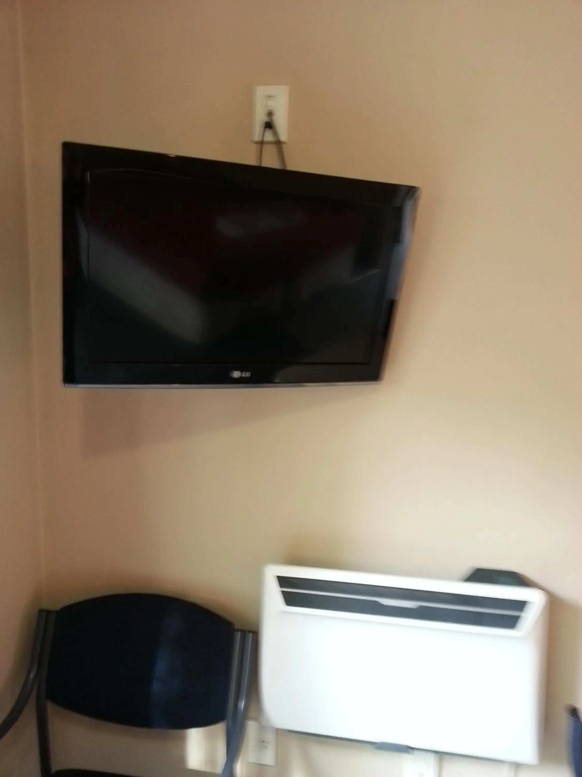 TV and multimedia, TV/Entertainment Center in AAA Northlands Motel