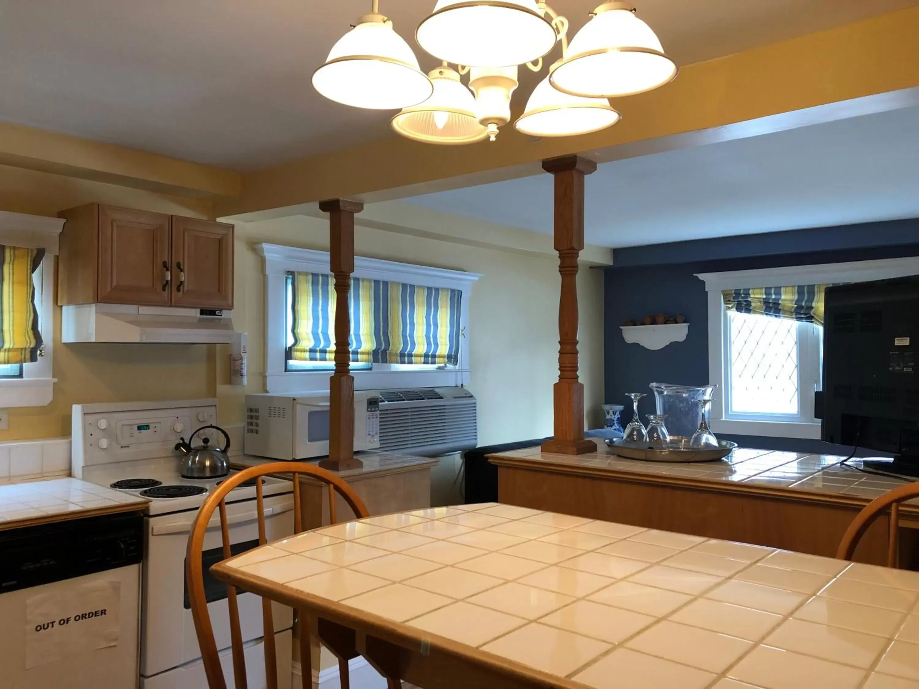 Dining area, Kitchen/Kitchenette in Leaside Manor