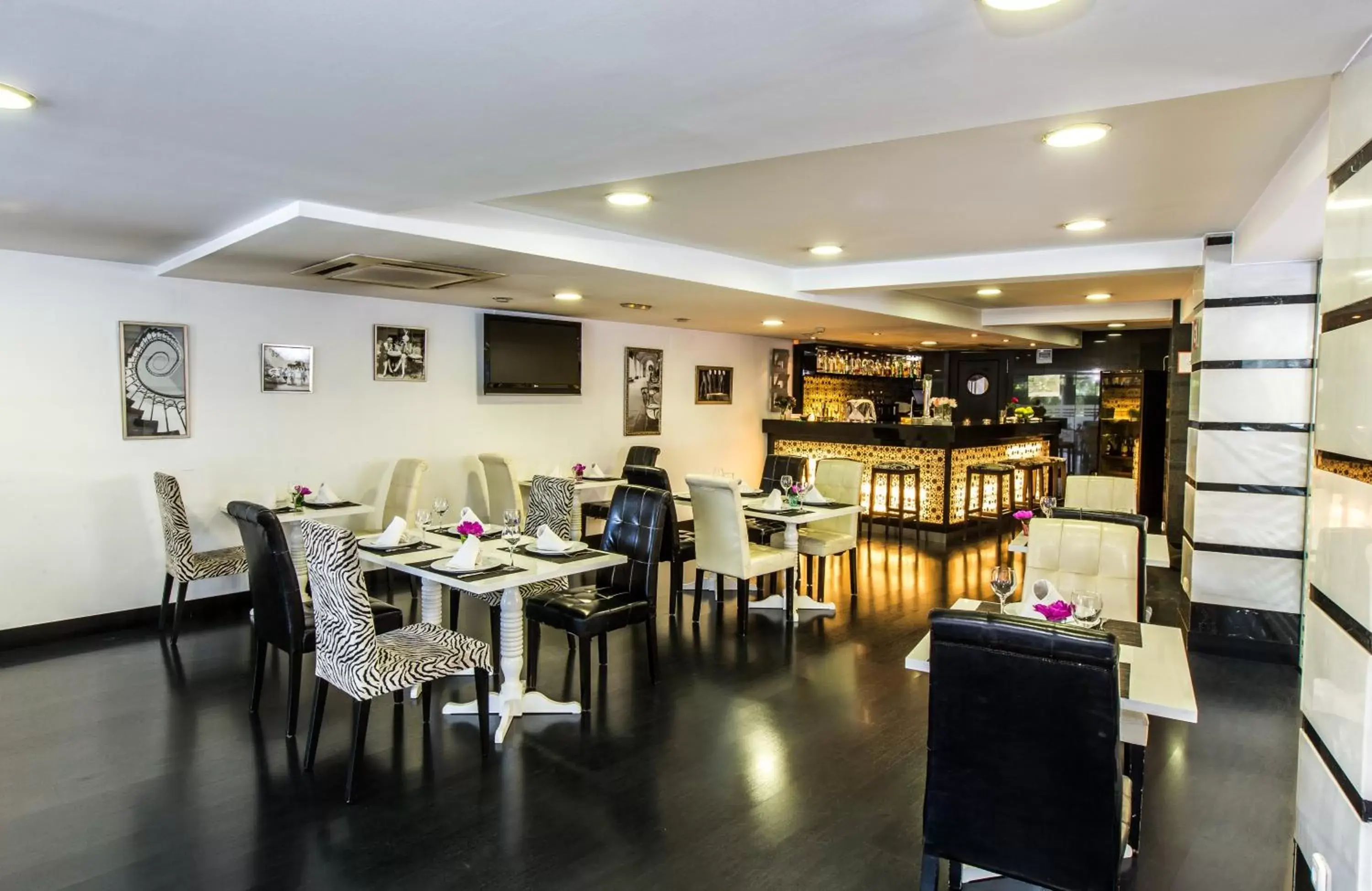 Lounge or bar, Restaurant/Places to Eat in Leonardo Hotel Granada