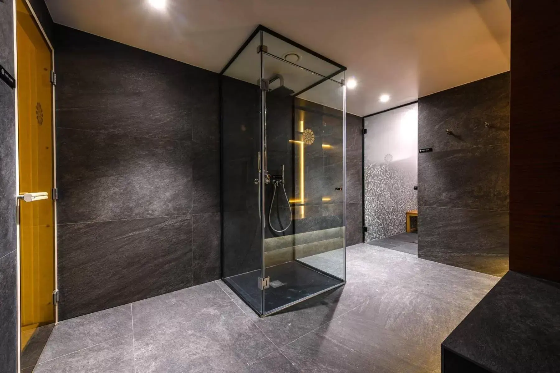 Shower, Bathroom in Ajax Hotel