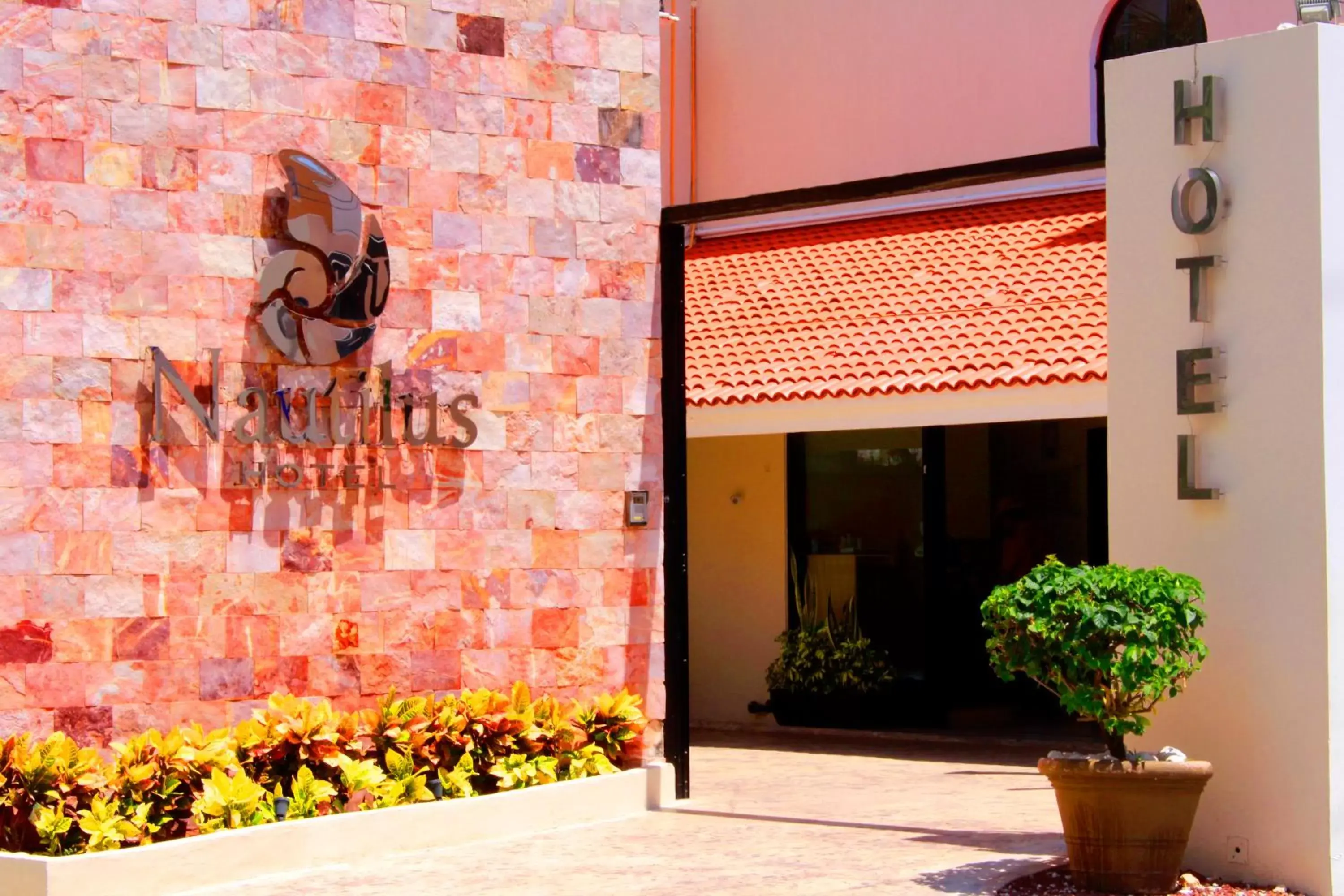 Facade/entrance in Hotel Nautilus