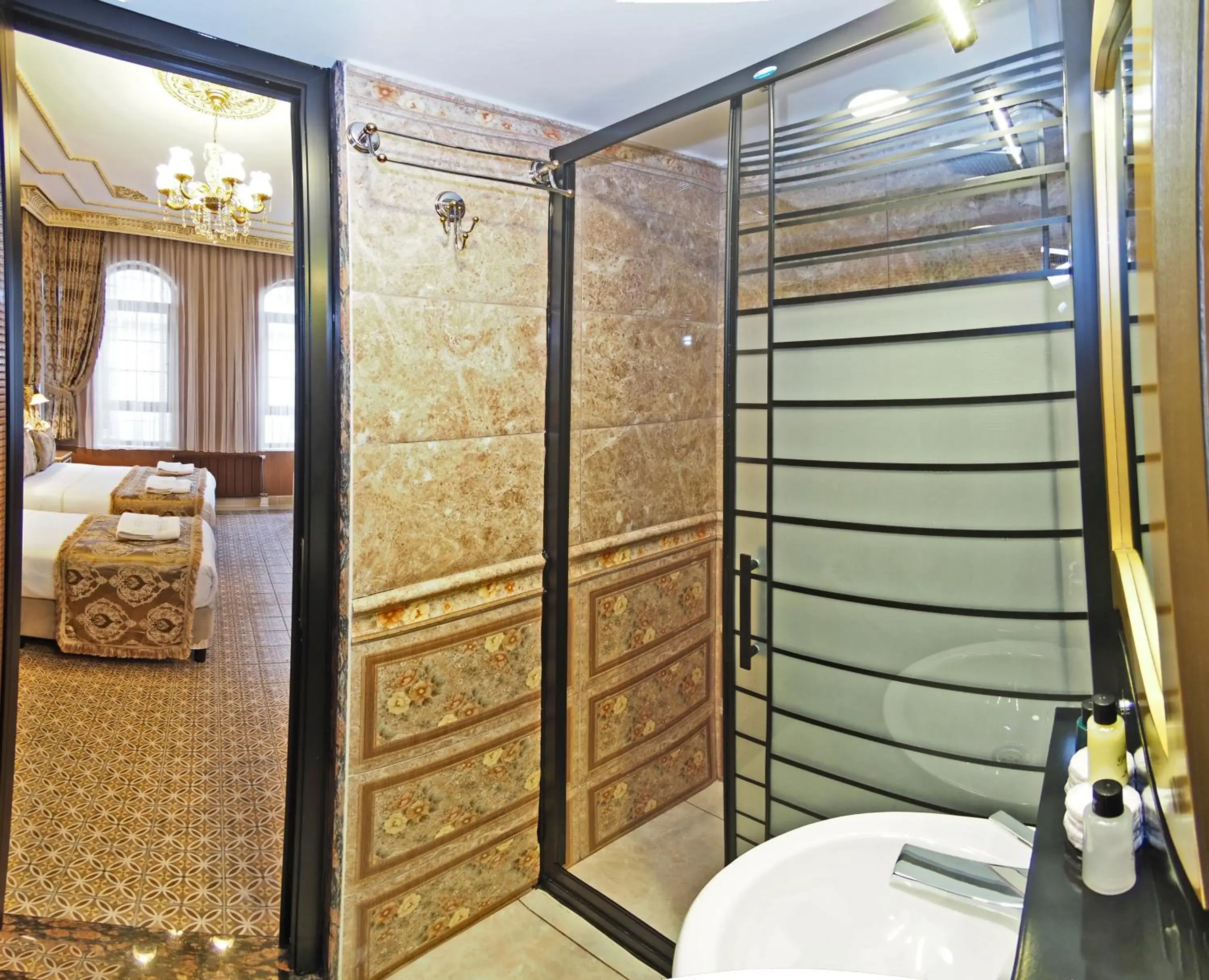 Shower, Bathroom in Sirkeci Gar Hotel