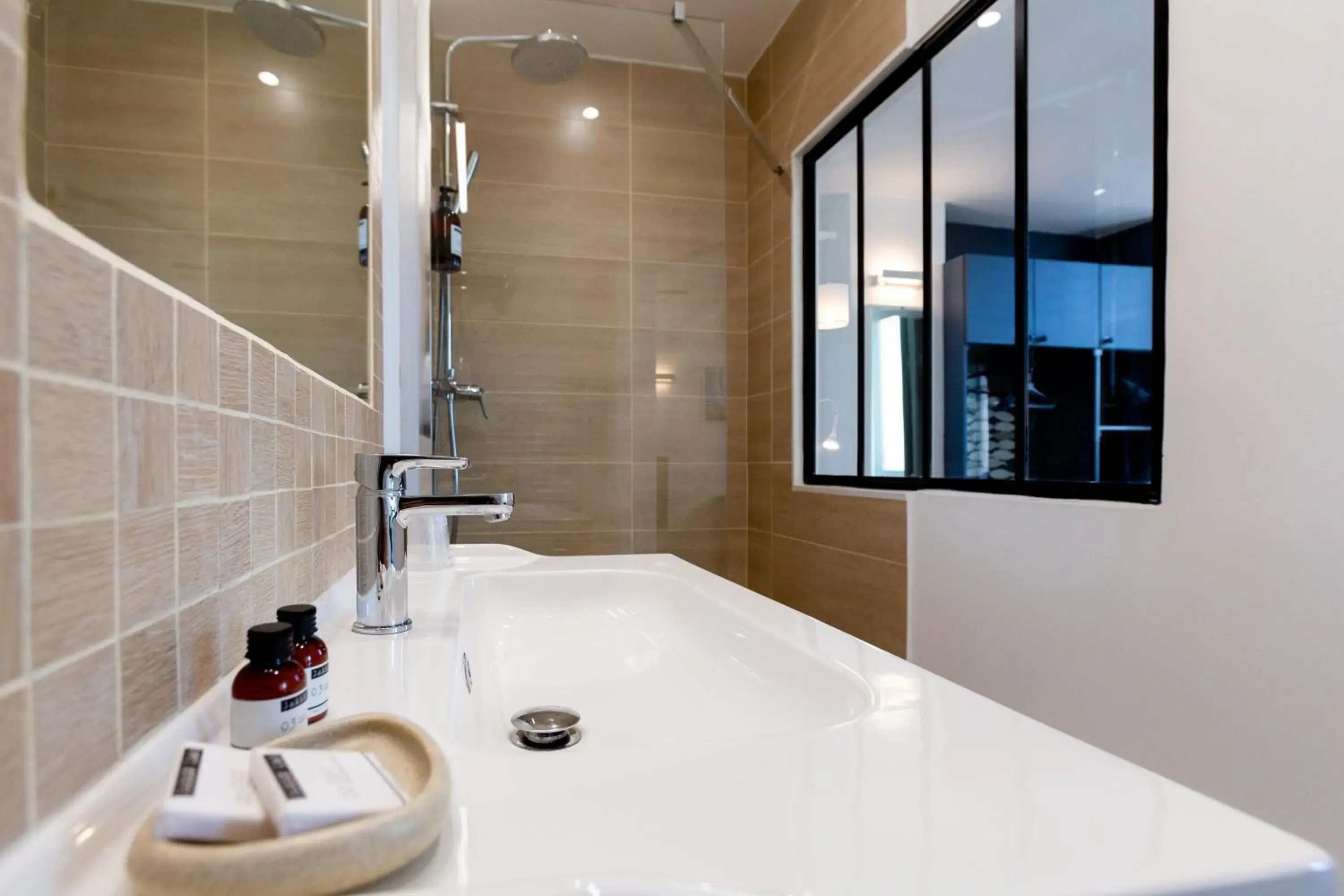 Shower, Bathroom in Hotel Regina Bordeaux Gare Saint-Jean