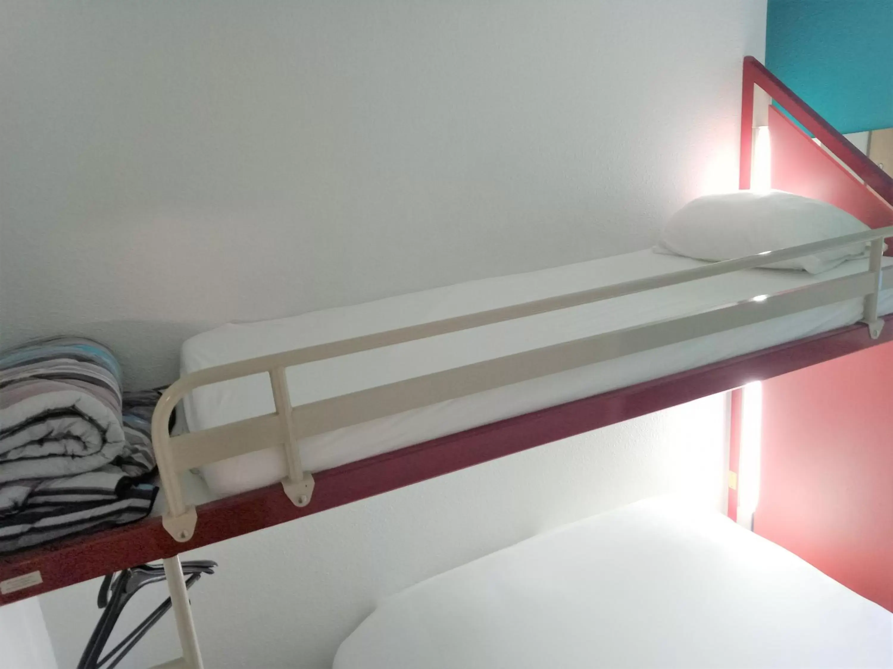 bunk bed, Bed in easotel Périgueux