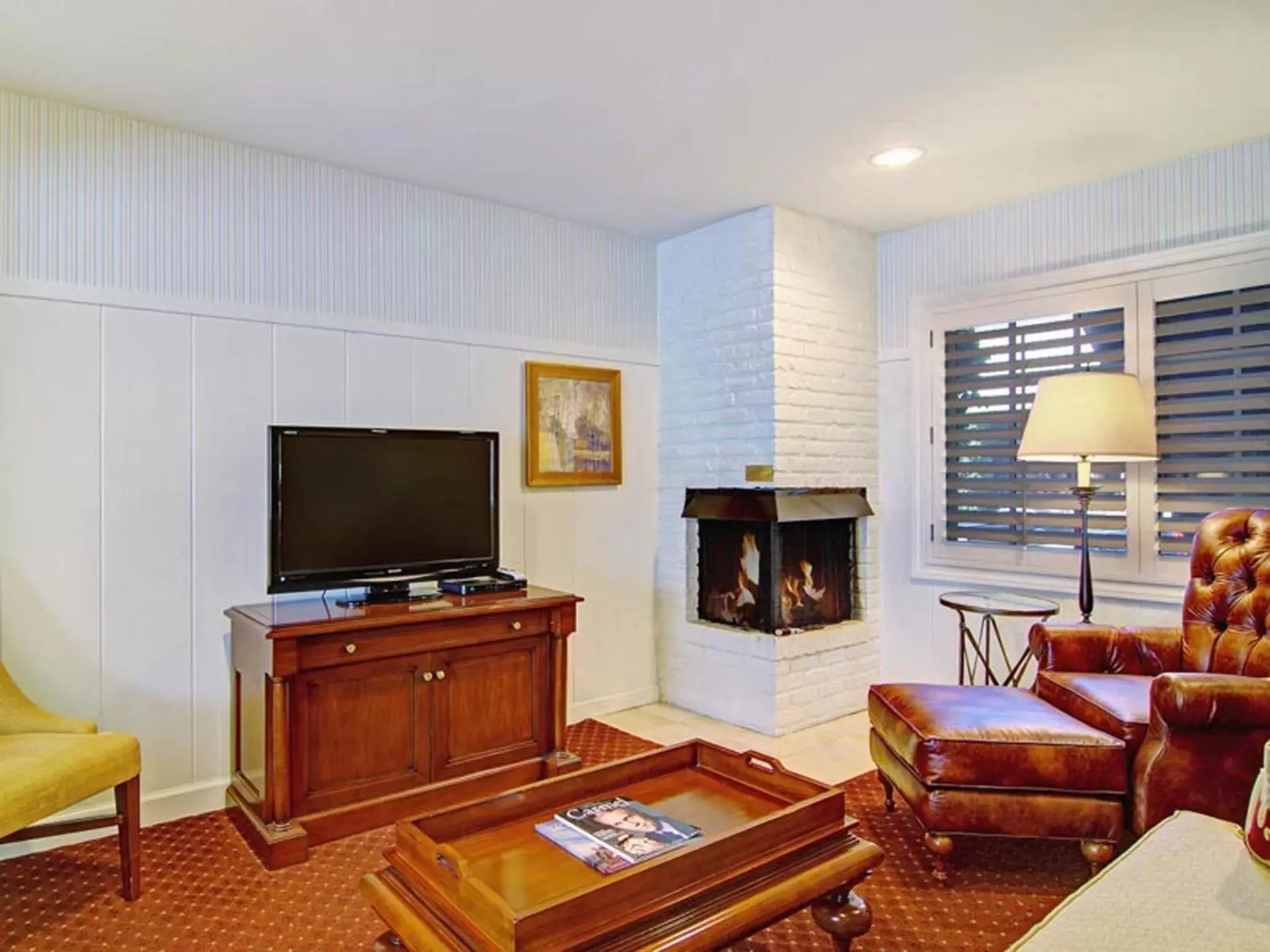 TV and multimedia, TV/Entertainment Center in Wayside Inn