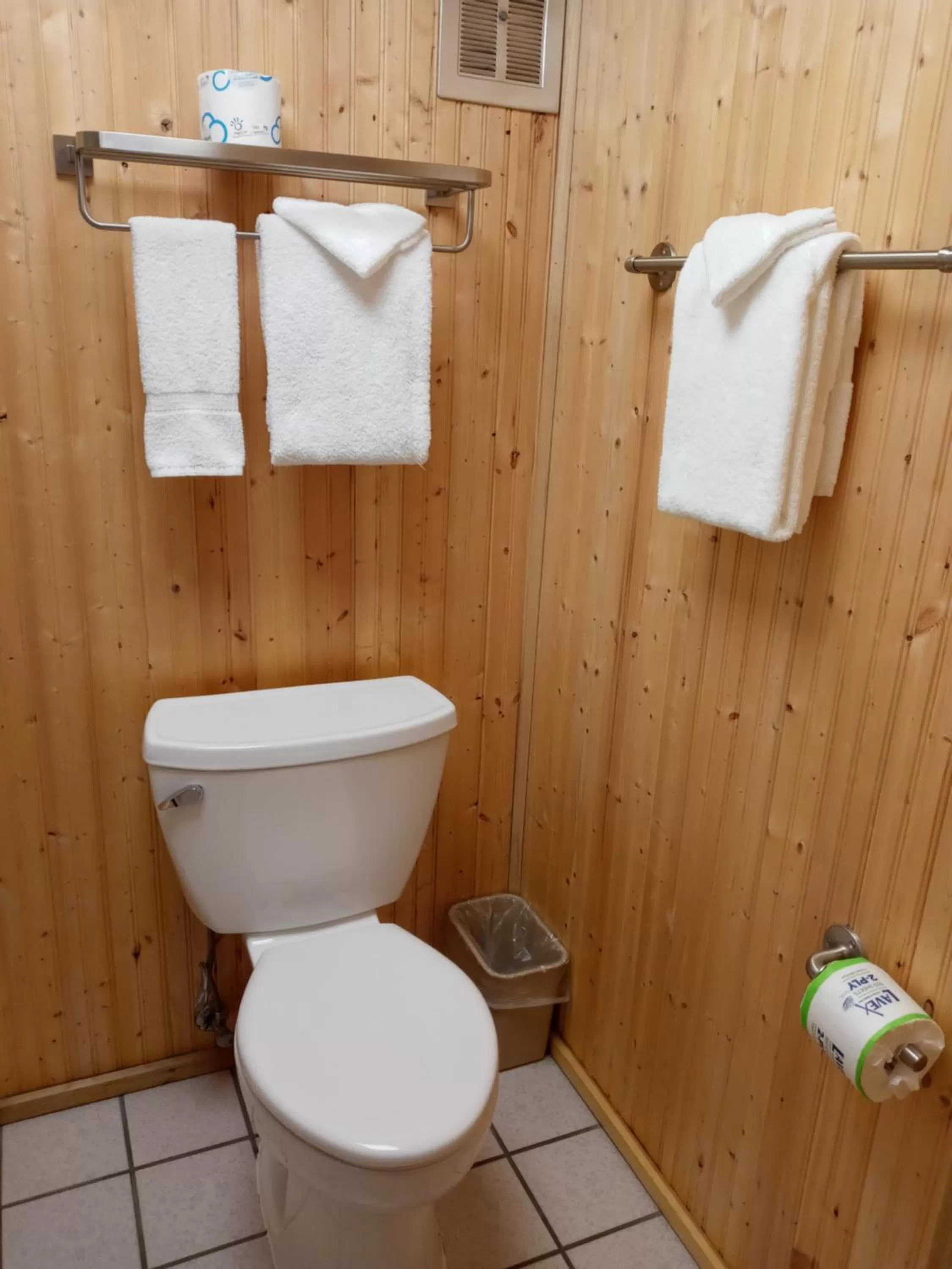 Bathroom in Cliff Dweller on Lake Superior