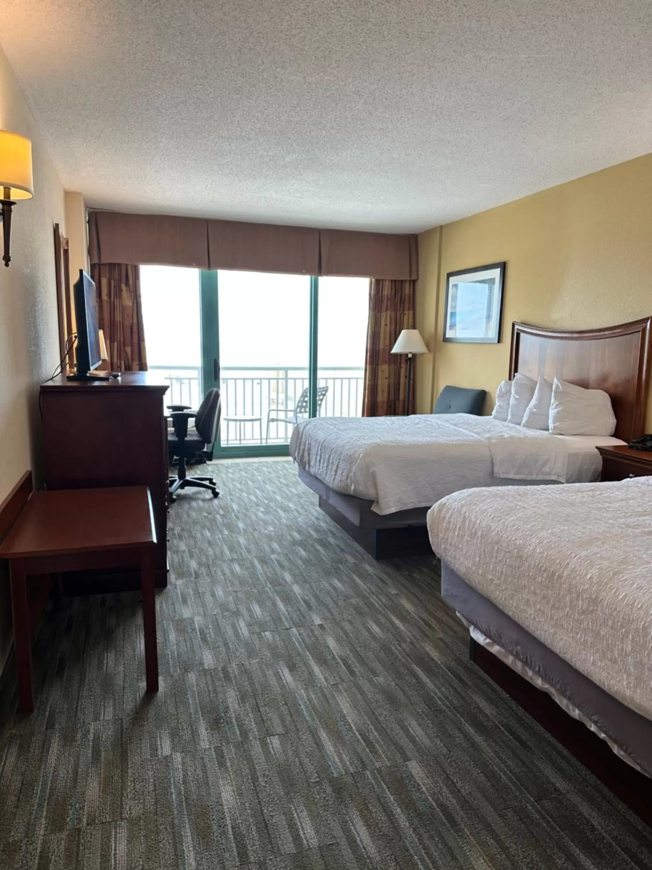 Bed in Hampton Inn Virginia Beach-Oceanfront South