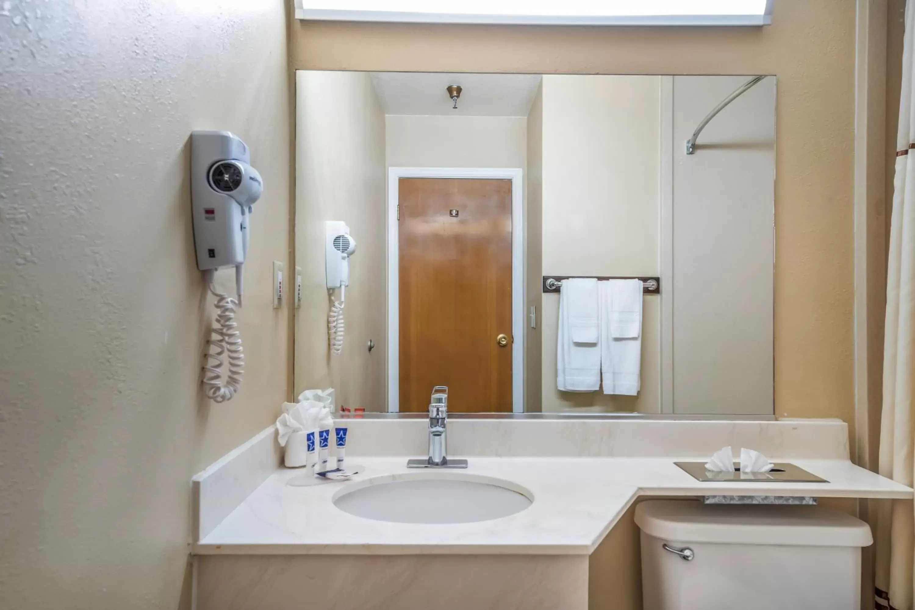 Toilet, Bathroom in Americas Best Value Inn San Francisco/Pacifica