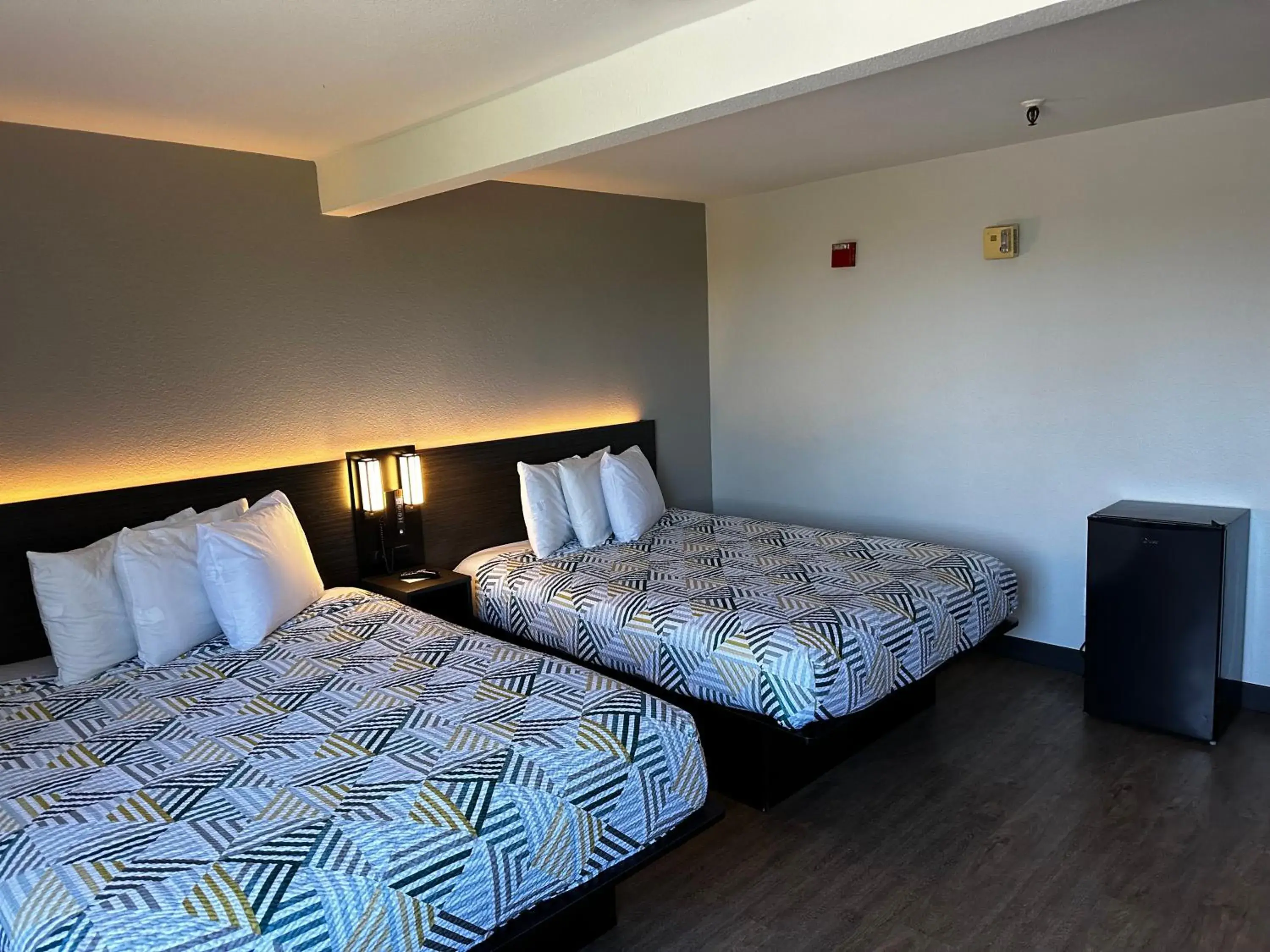Bed in Motel 6-San Diego, CA - Hotel Circle - Mission Valley