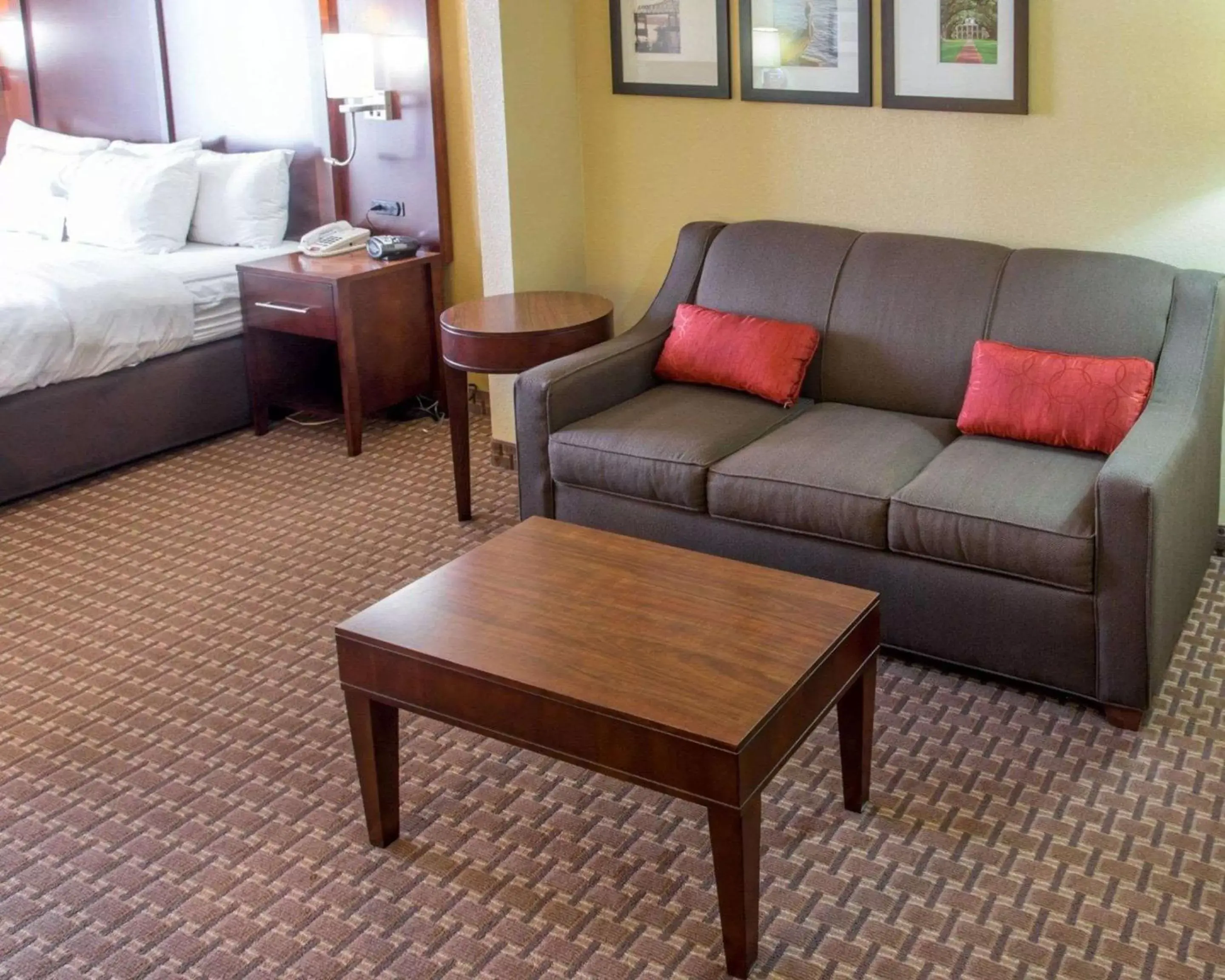 Photo of the whole room, Seating Area in Comfort Suites Port Allen - Baton Rouge