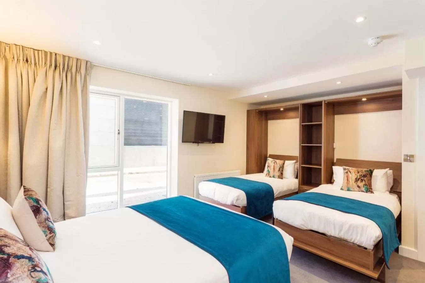 Shower, Bed in Gardiner Lodge