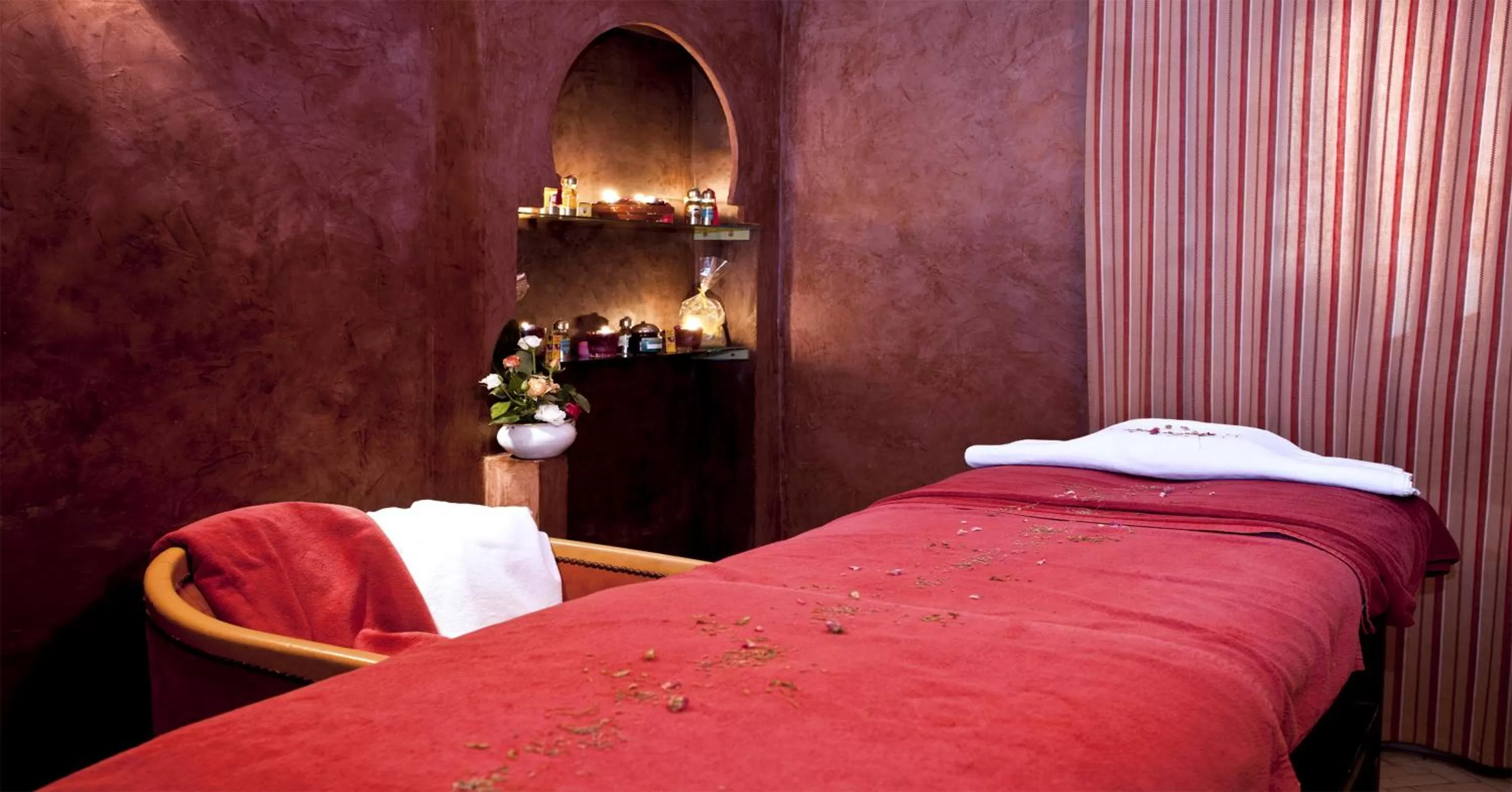 Spa and wellness centre/facilities, Bed in Chems Hotel