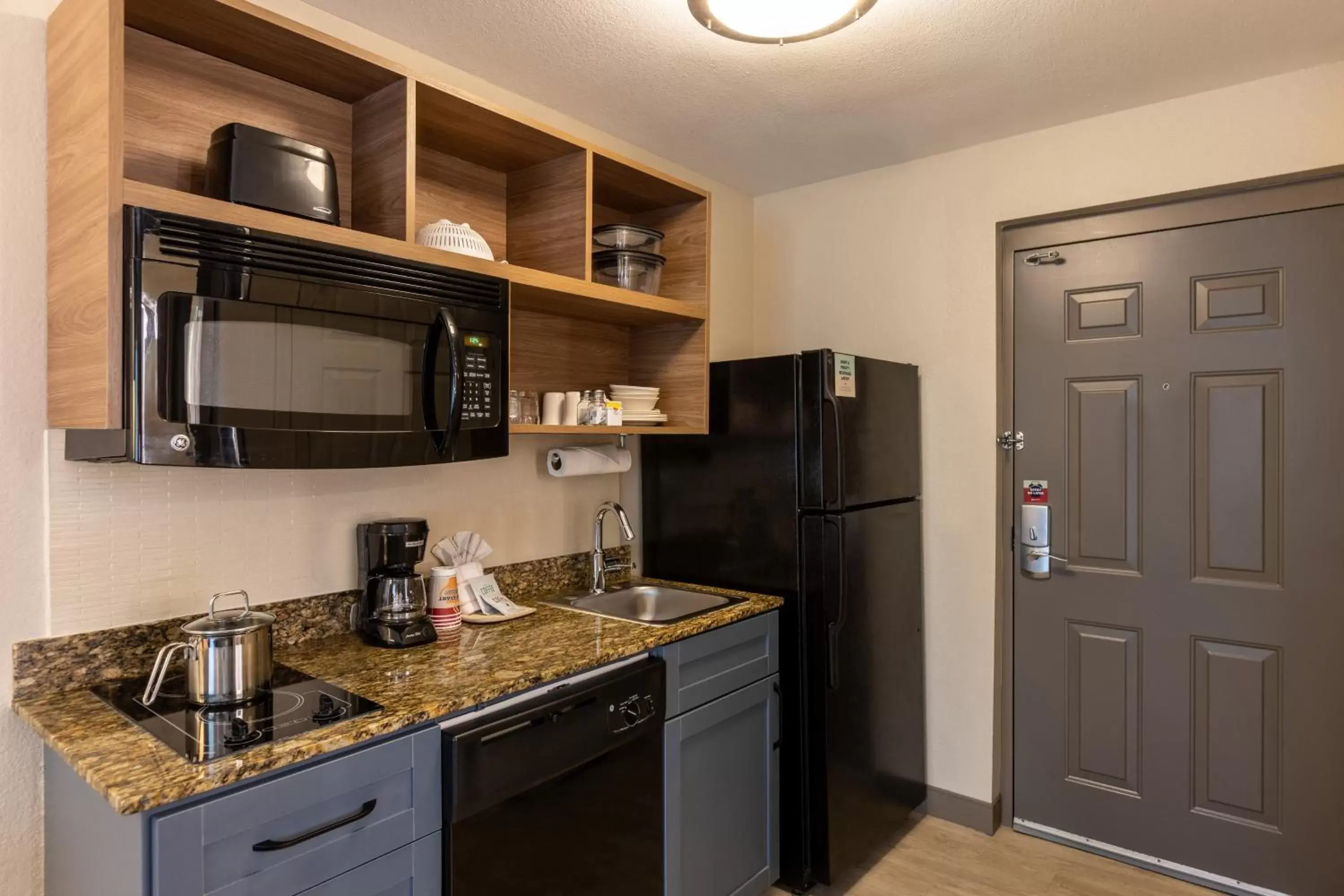 Photo of the whole room, Kitchen/Kitchenette in Candlewood Suites - Bluffton-Hilton Head, an IHG Hotel