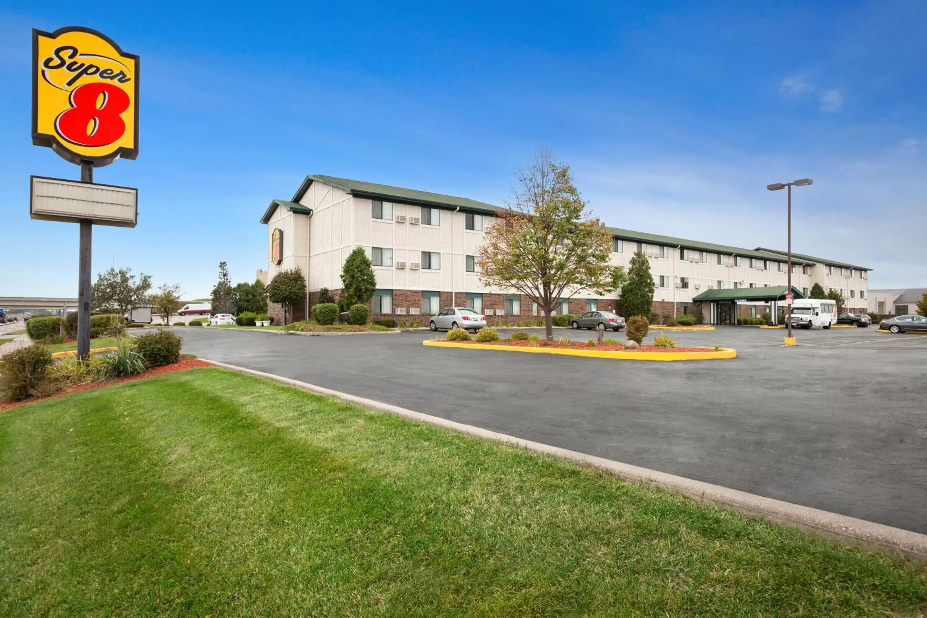 Facade/entrance, Garden in Super 8 by Wyndham Milwaukee Airport