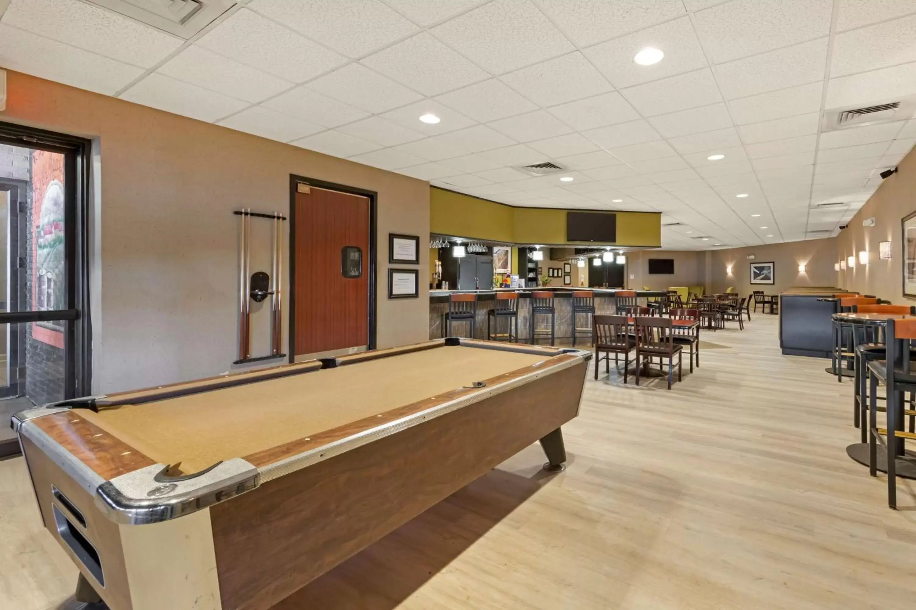 Restaurant/places to eat, Billiards in Best Western Plus Madison-Huntsville Hotel