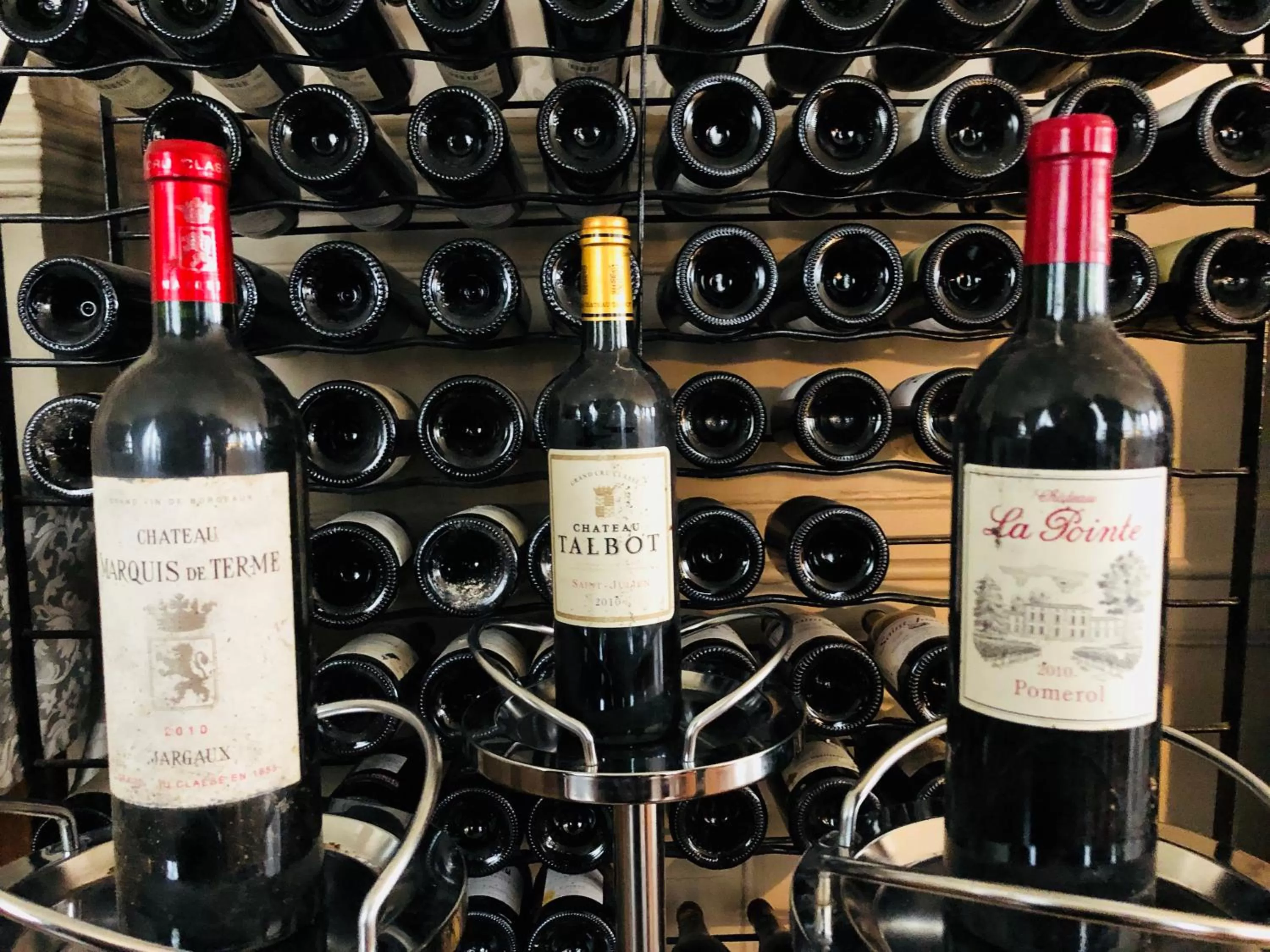 Alcoholic drinks in Hôtel De La Banniere De France