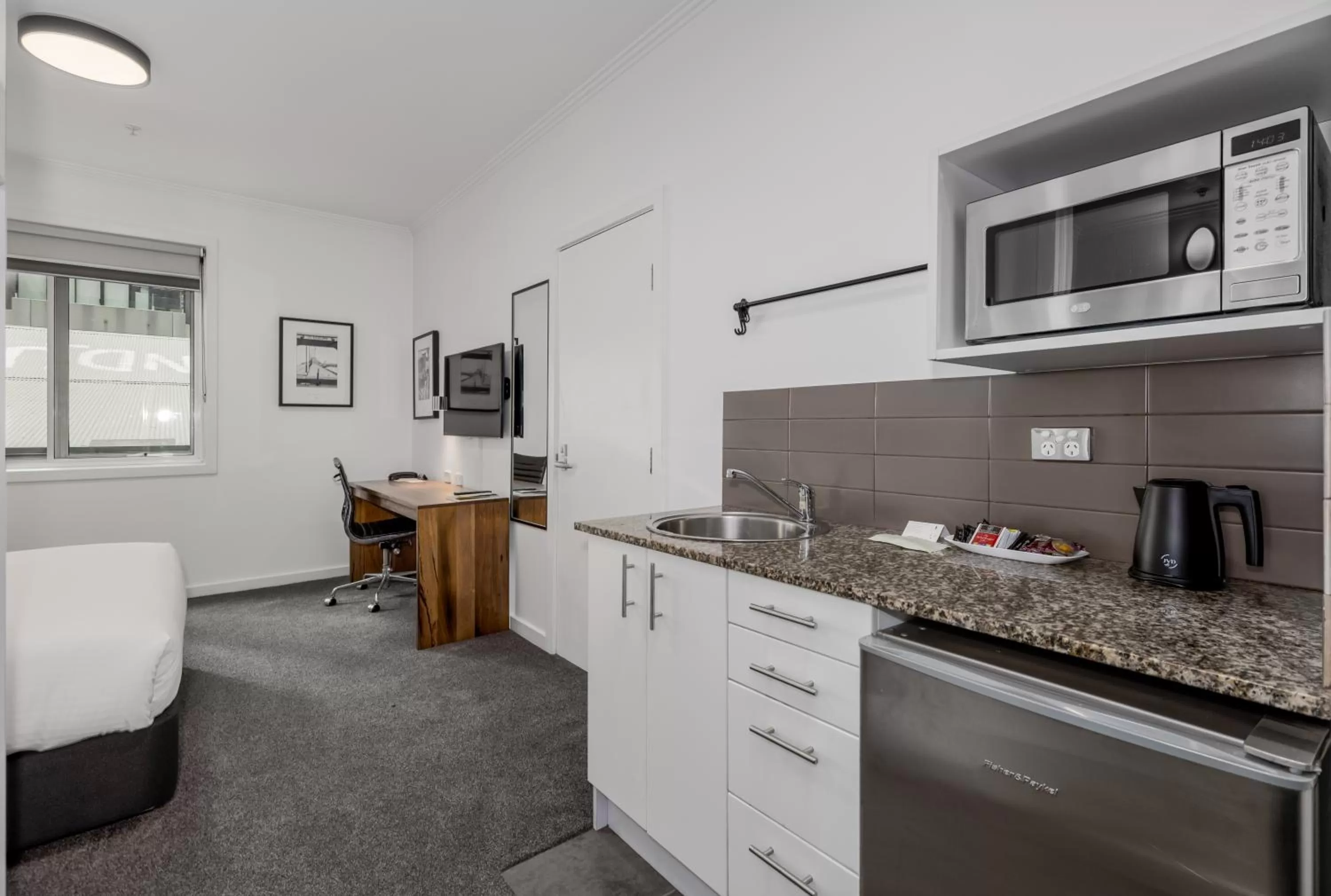 TV and multimedia in Alto Hotel On Bourke