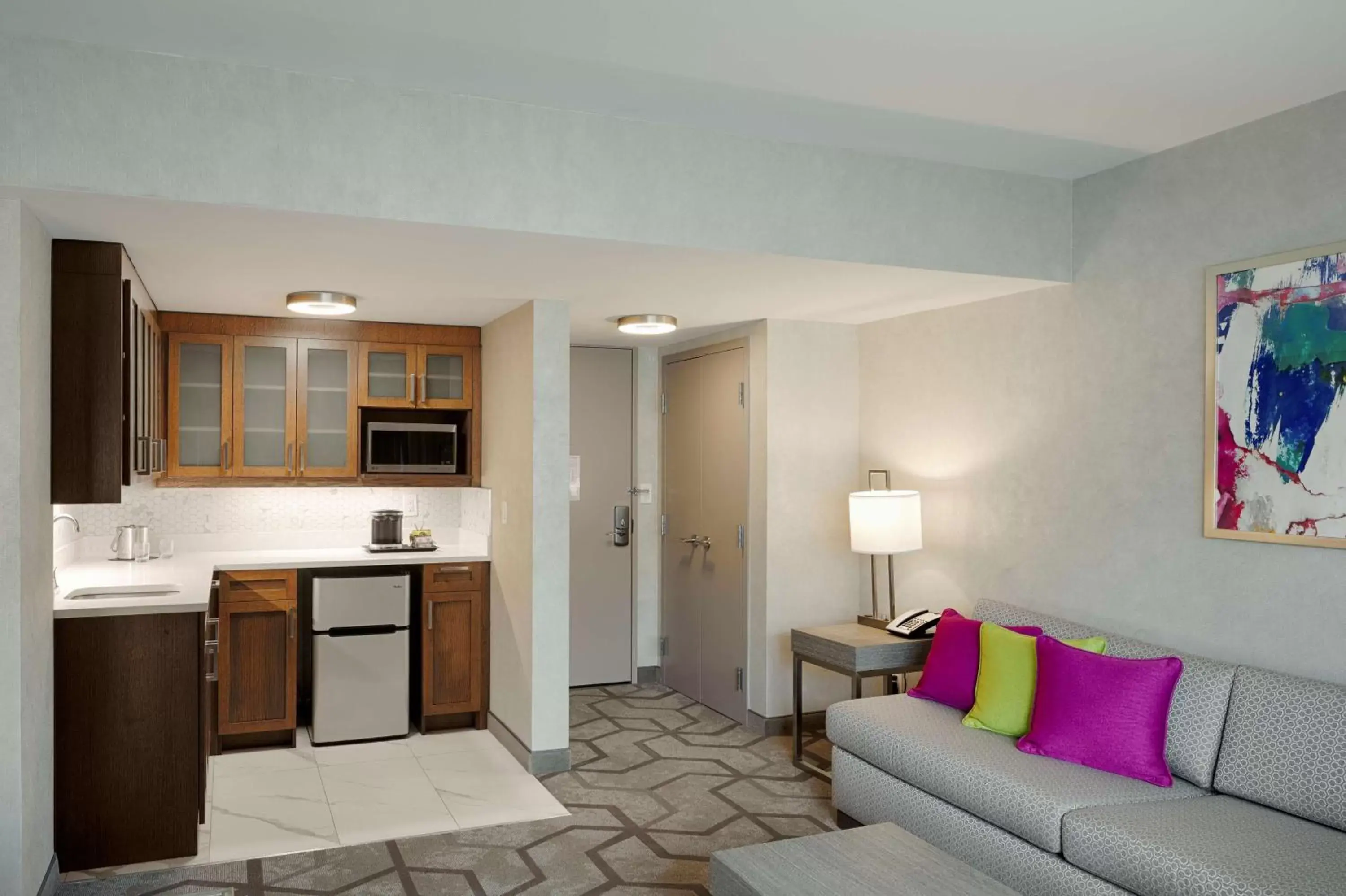 Living room, Kitchen/Kitchenette in The Kingsley Bloomfield Hills - a DoubleTree by Hilton