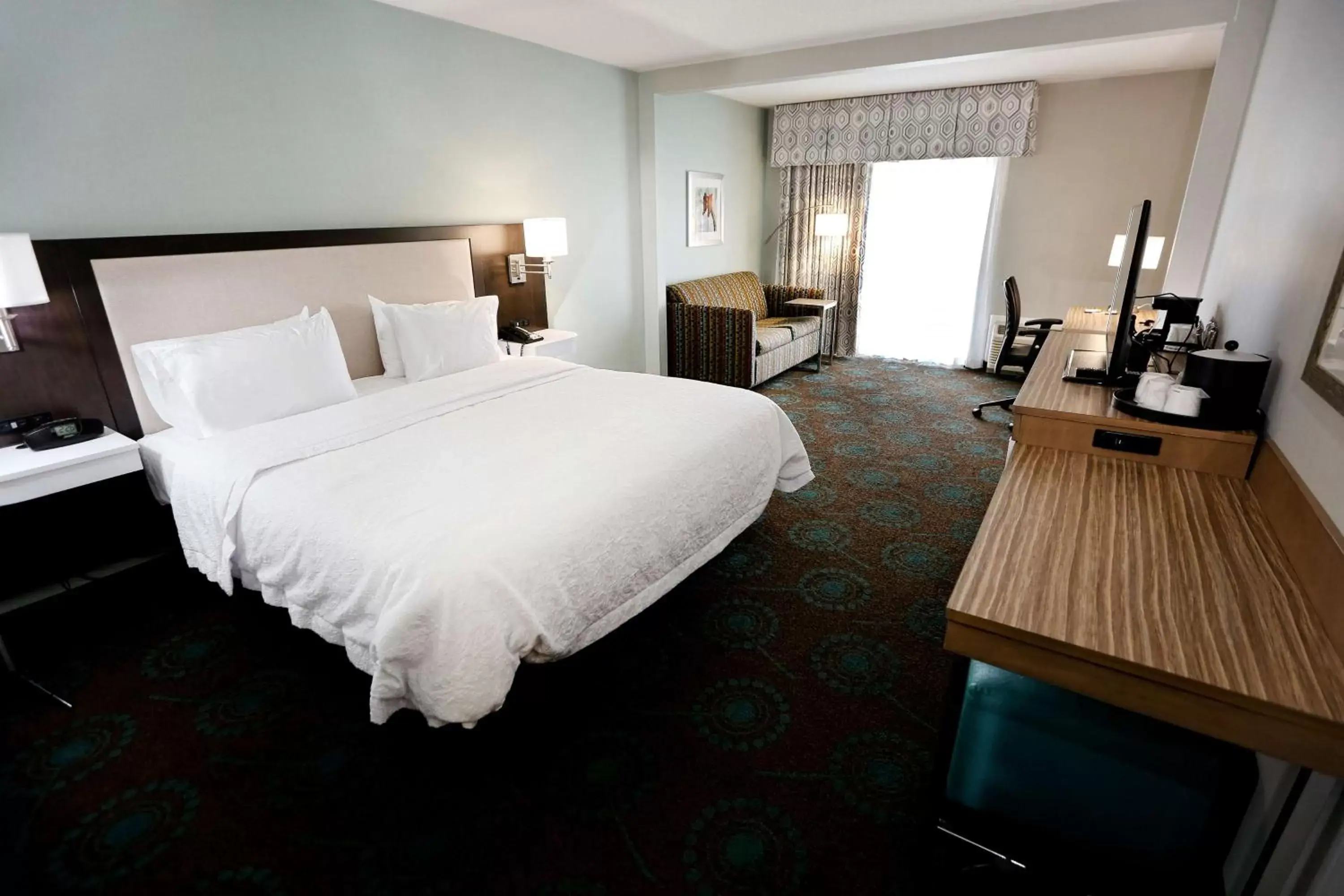 Bed in Hampton Inn & Suites Chincoteague-Waterfront, Va