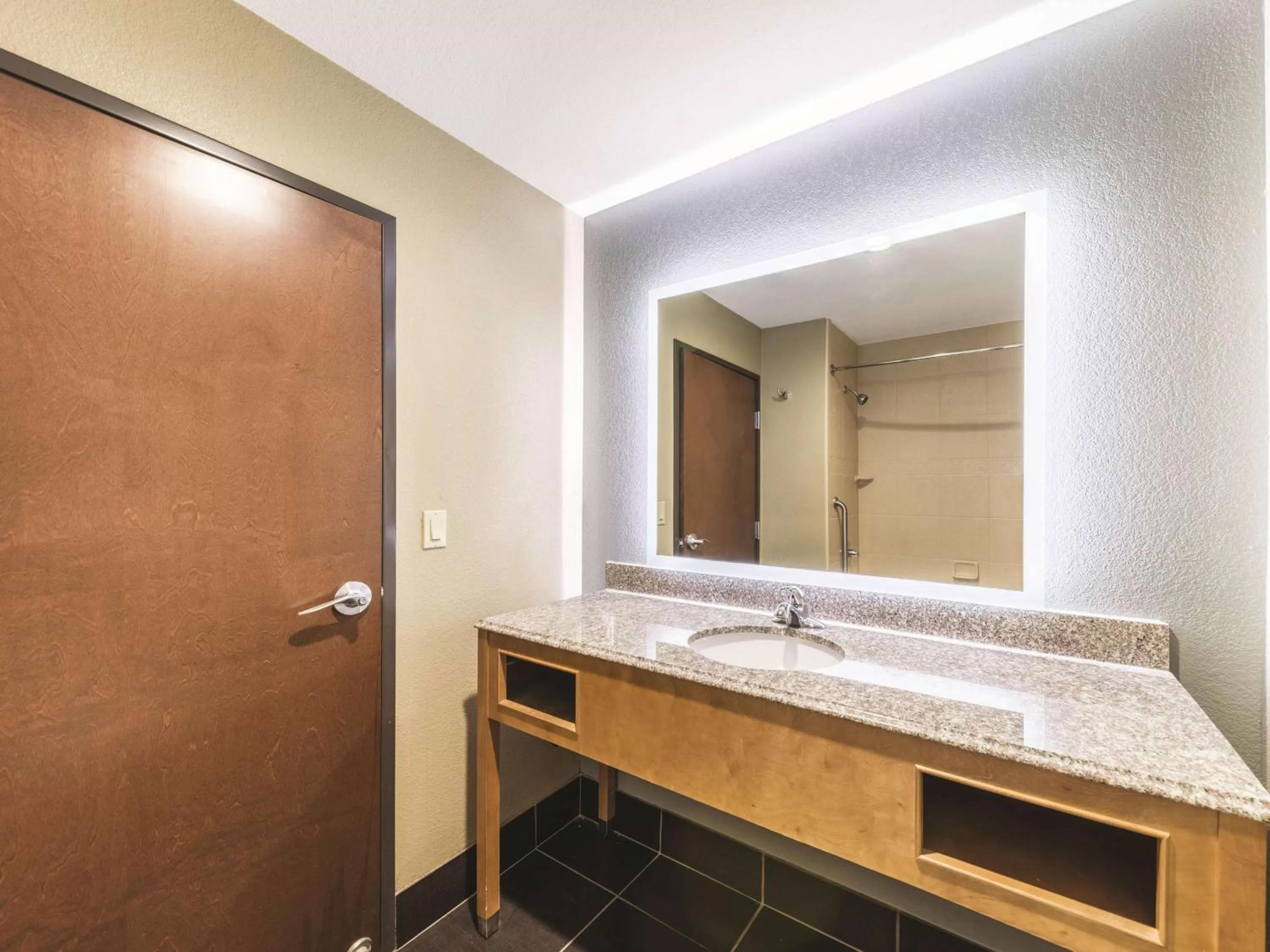 Photo of the whole room in La Quinta by Wyndham Tulsa - Catoosa