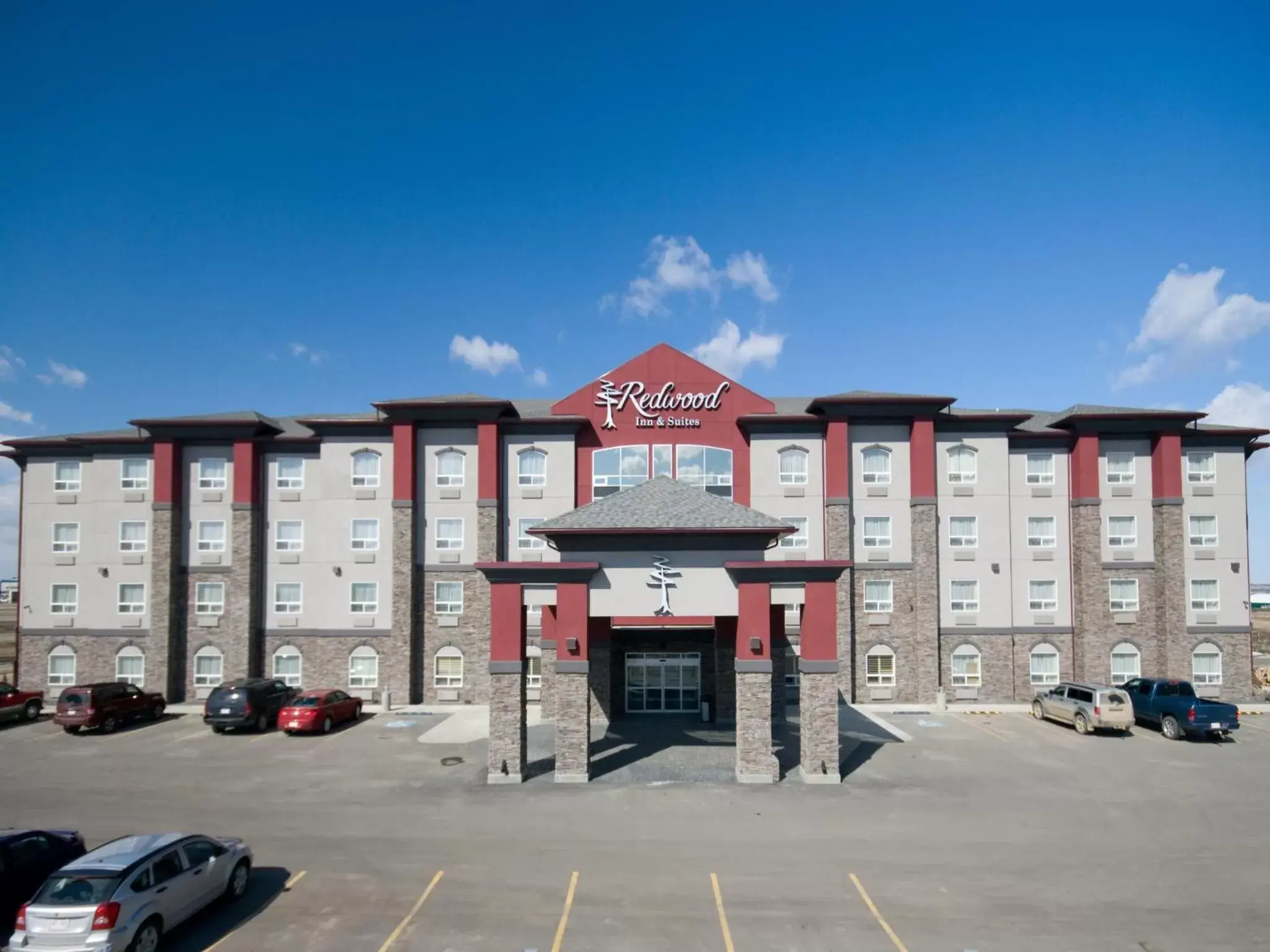 Facade/entrance, Property Building in Redwood Inn & Suites