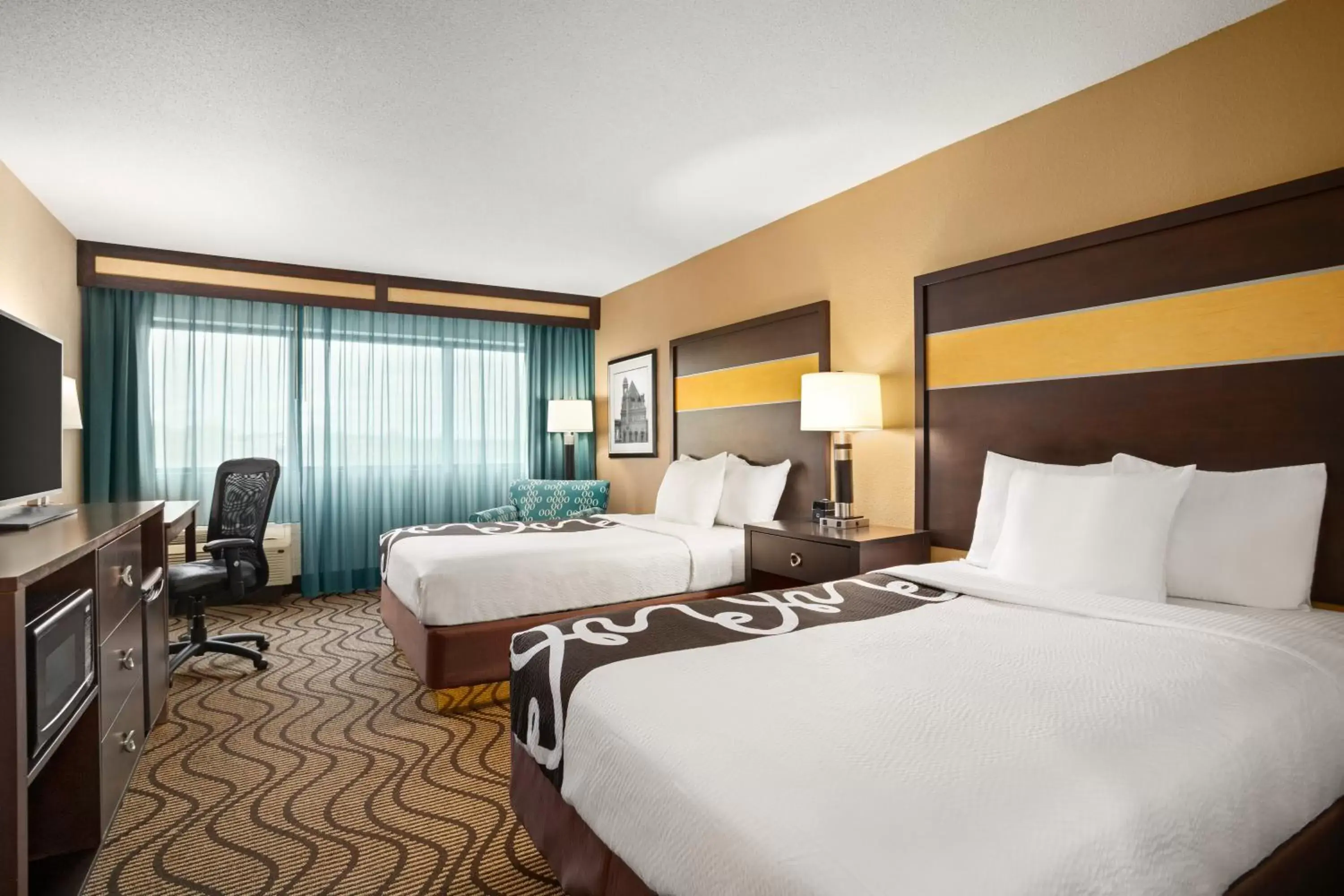 Bed in La Quinta Inn & Suites by Wyndham Richmond-Midlothian