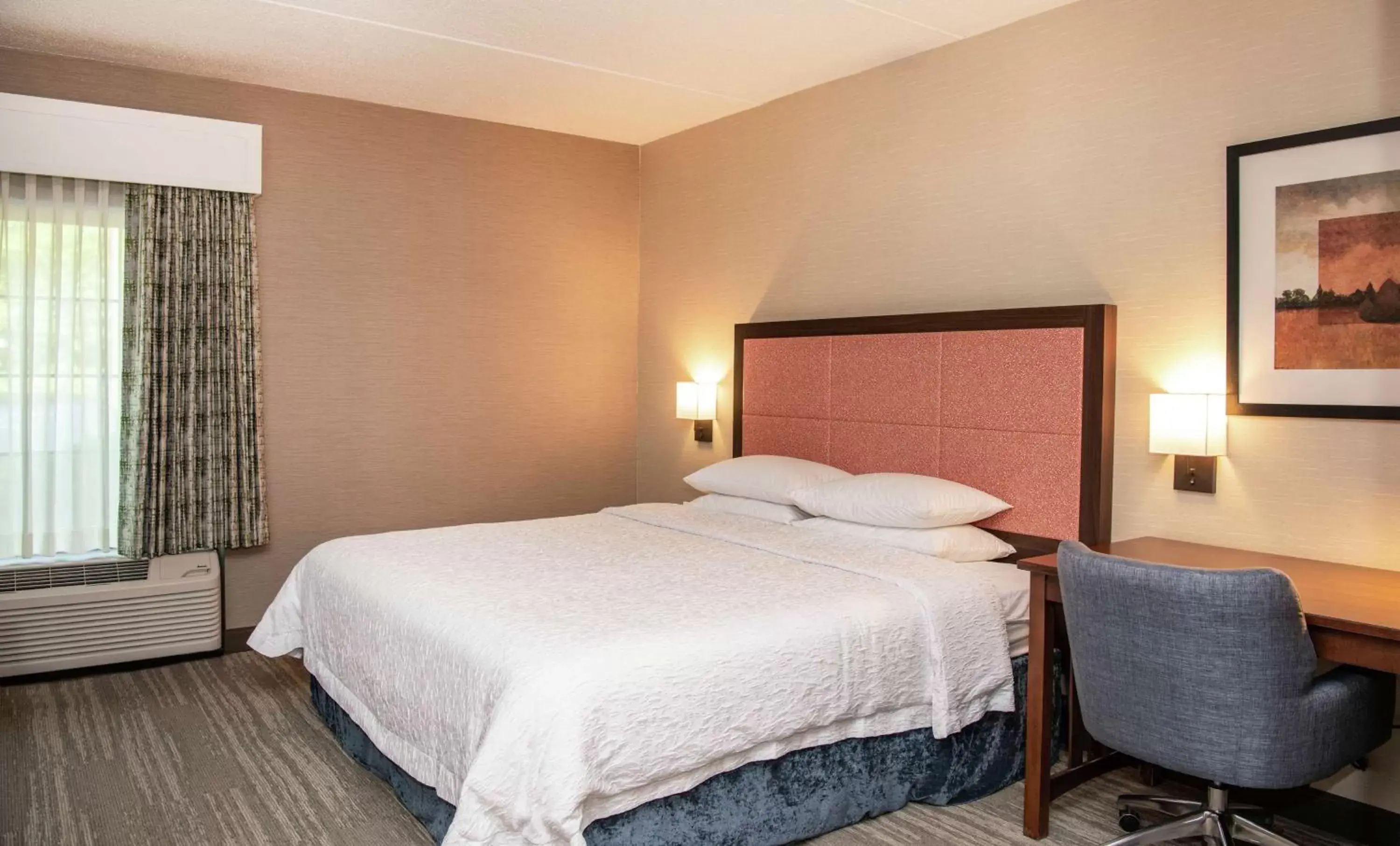 Bed in Hampton Inn & Suites Rochester/Victor