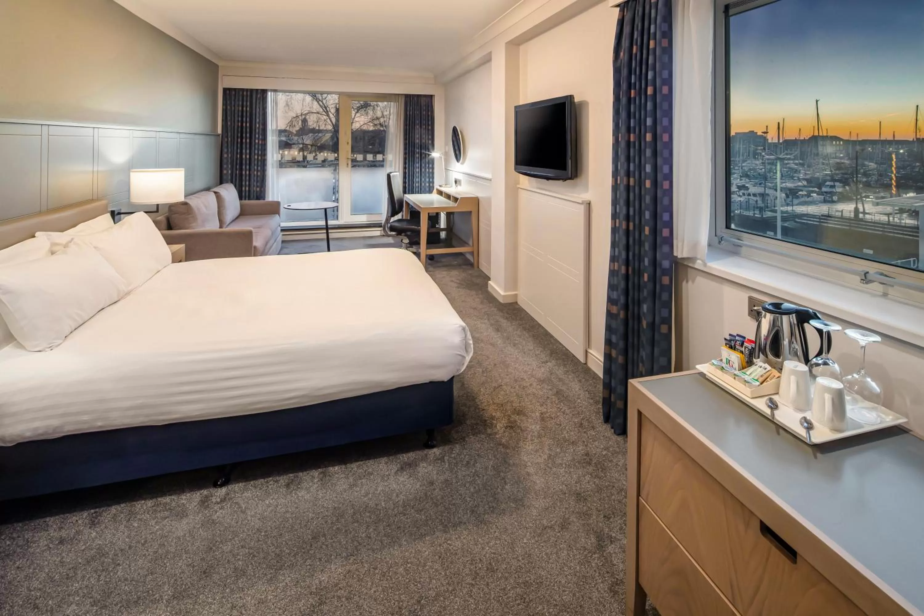TV and multimedia, Bed in Holiday Inn Hull Marina by IHG