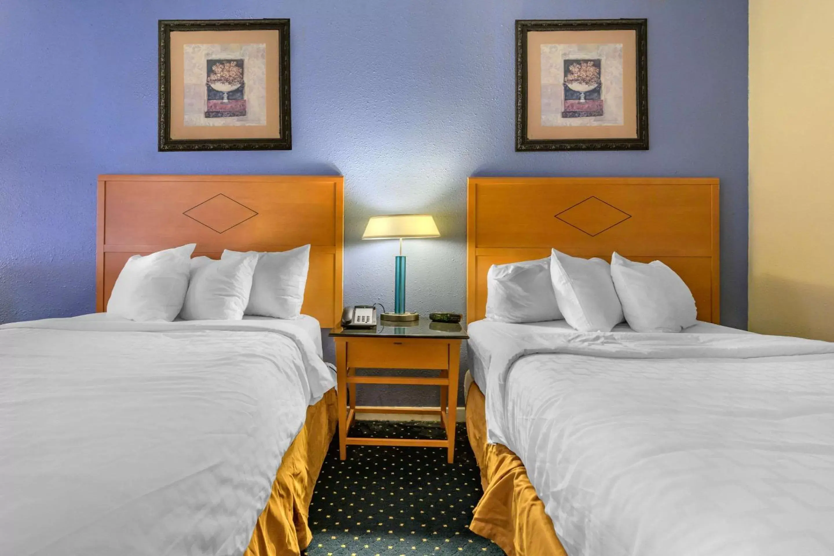 Photo of the whole room, Bed in Days Inn & Suites by Wyndham Lebanon PA