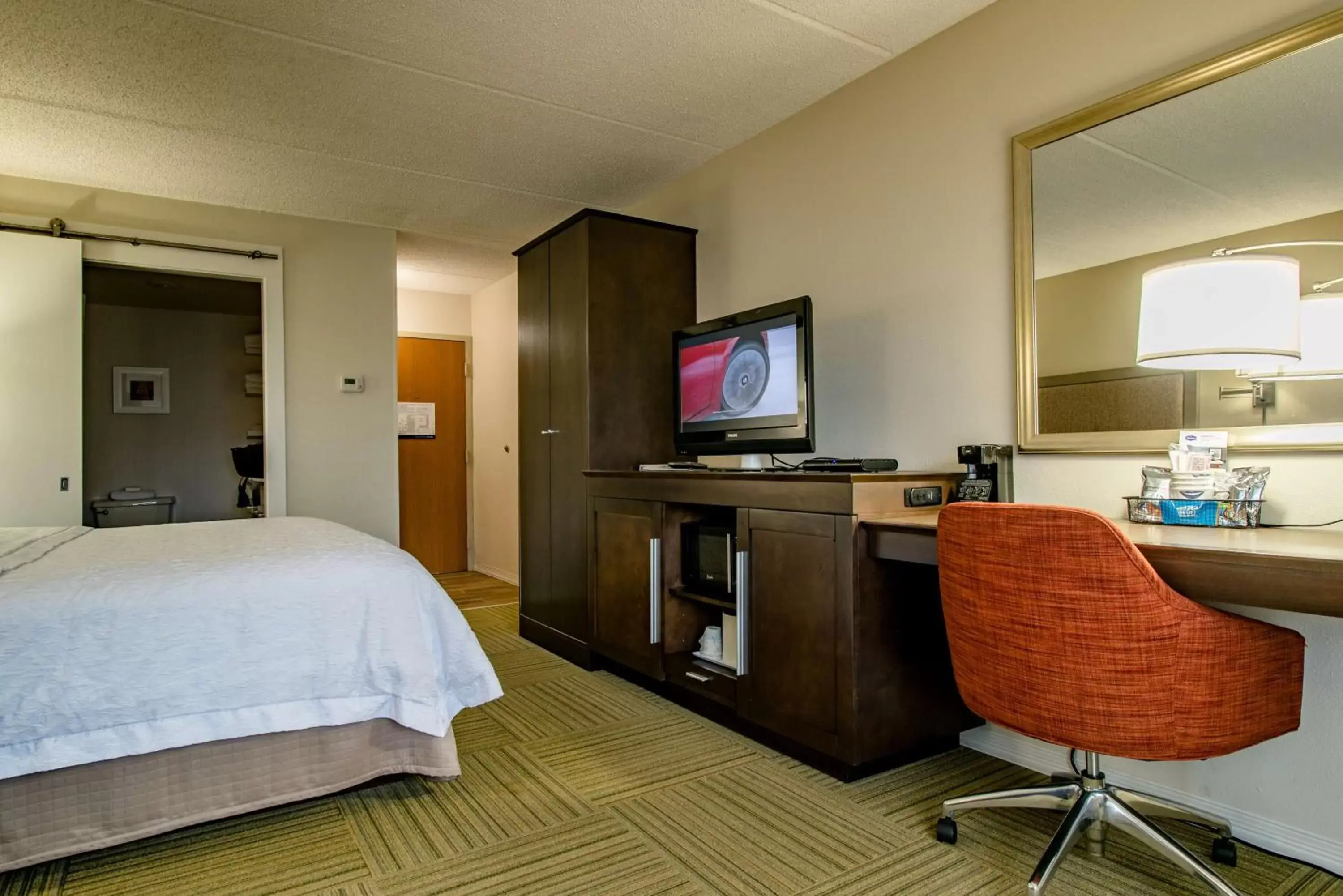 Bed, TV/Entertainment Center in Hampton Inn Caryville-I-75/Cove Lake-State Park