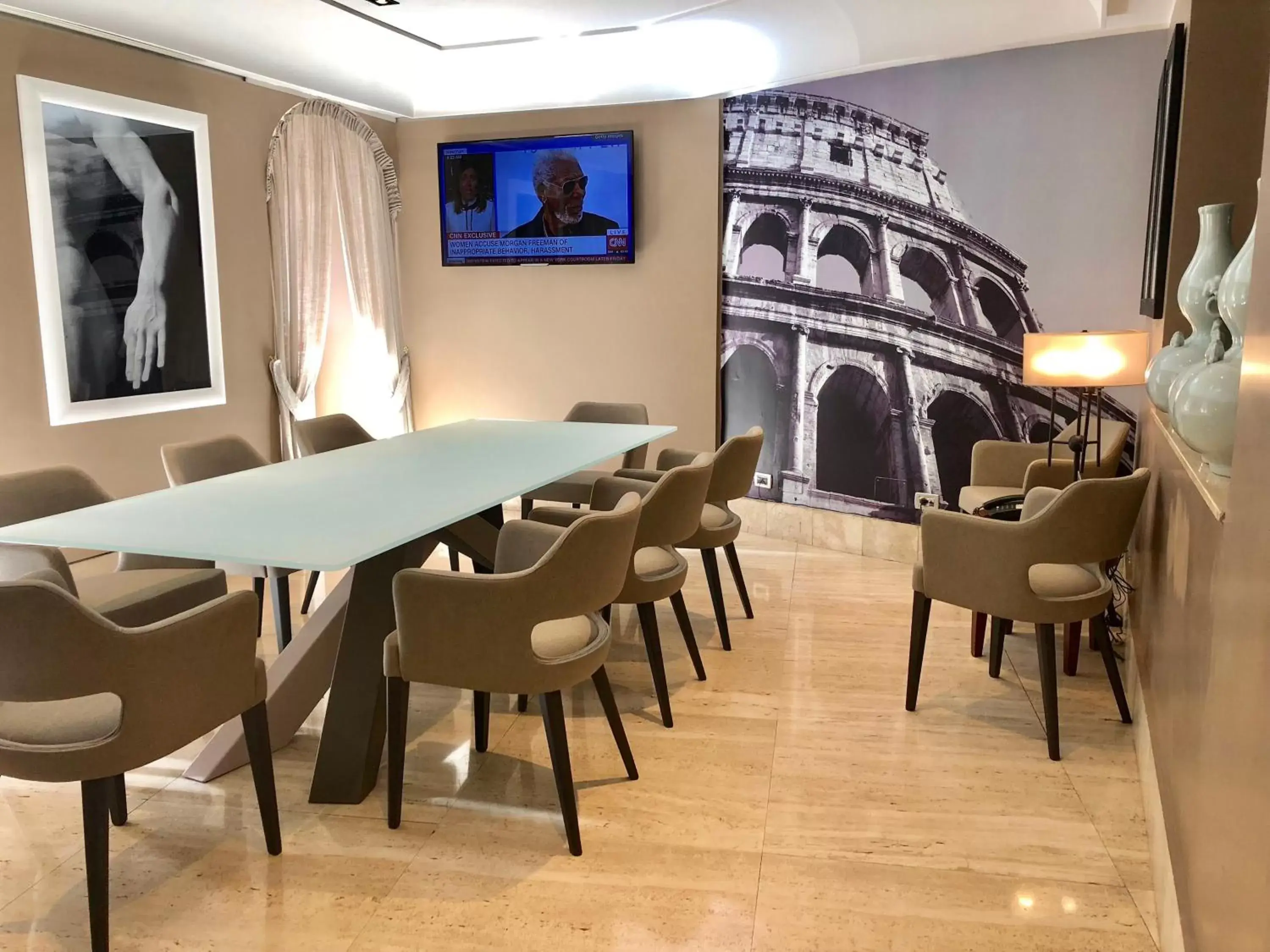 Meeting/conference room, Lounge/Bar in Hotel Indigo Rome - St. George, an IHG Hotel