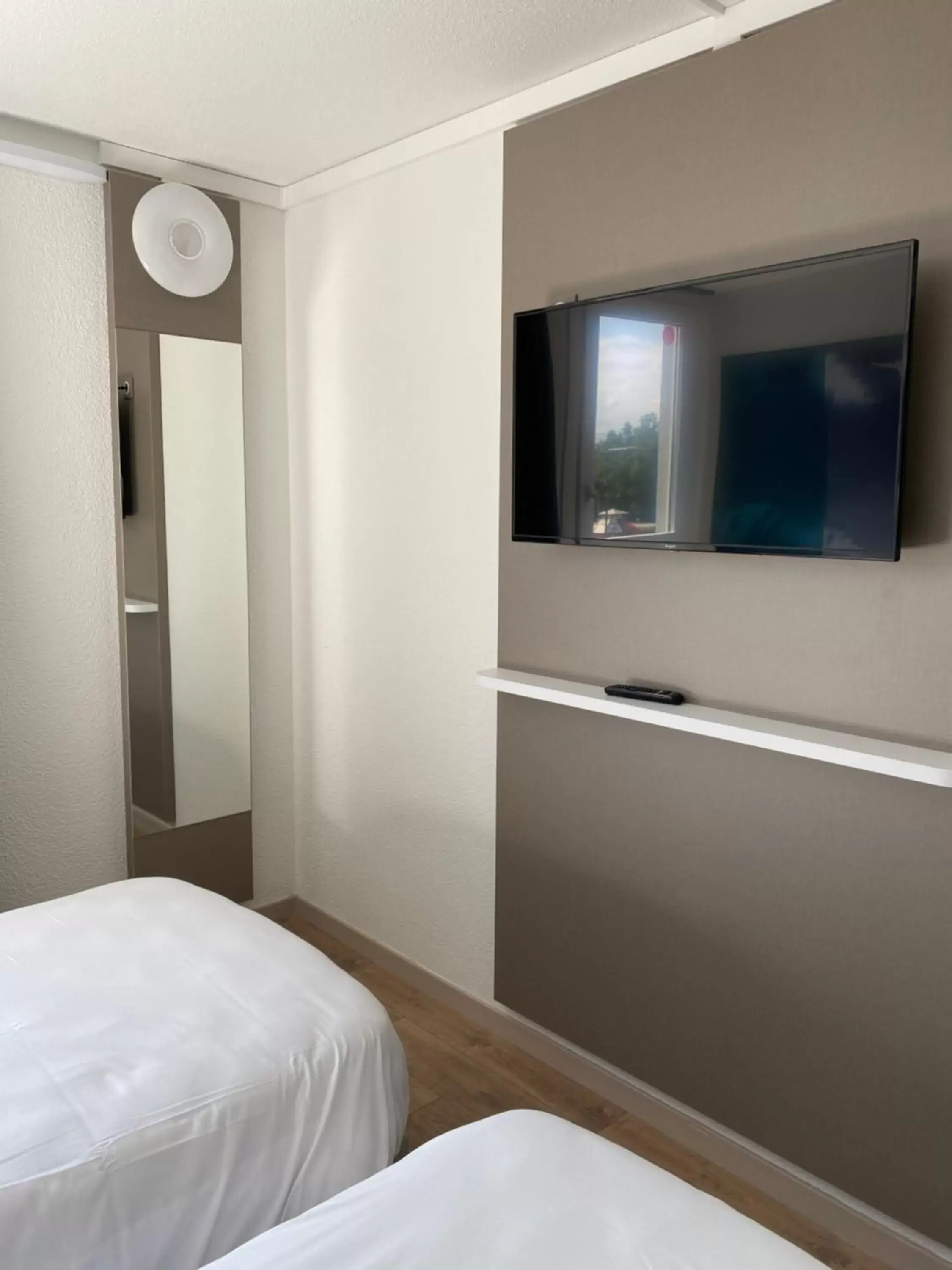 TV and multimedia, TV/Entertainment Center in Kyriad Direct - Bourg les Valence