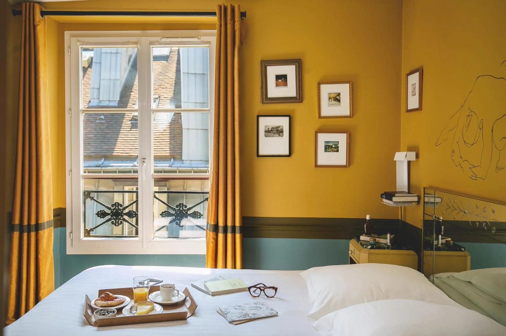 Photo of the whole room, Bed in Hôtel Crayon
