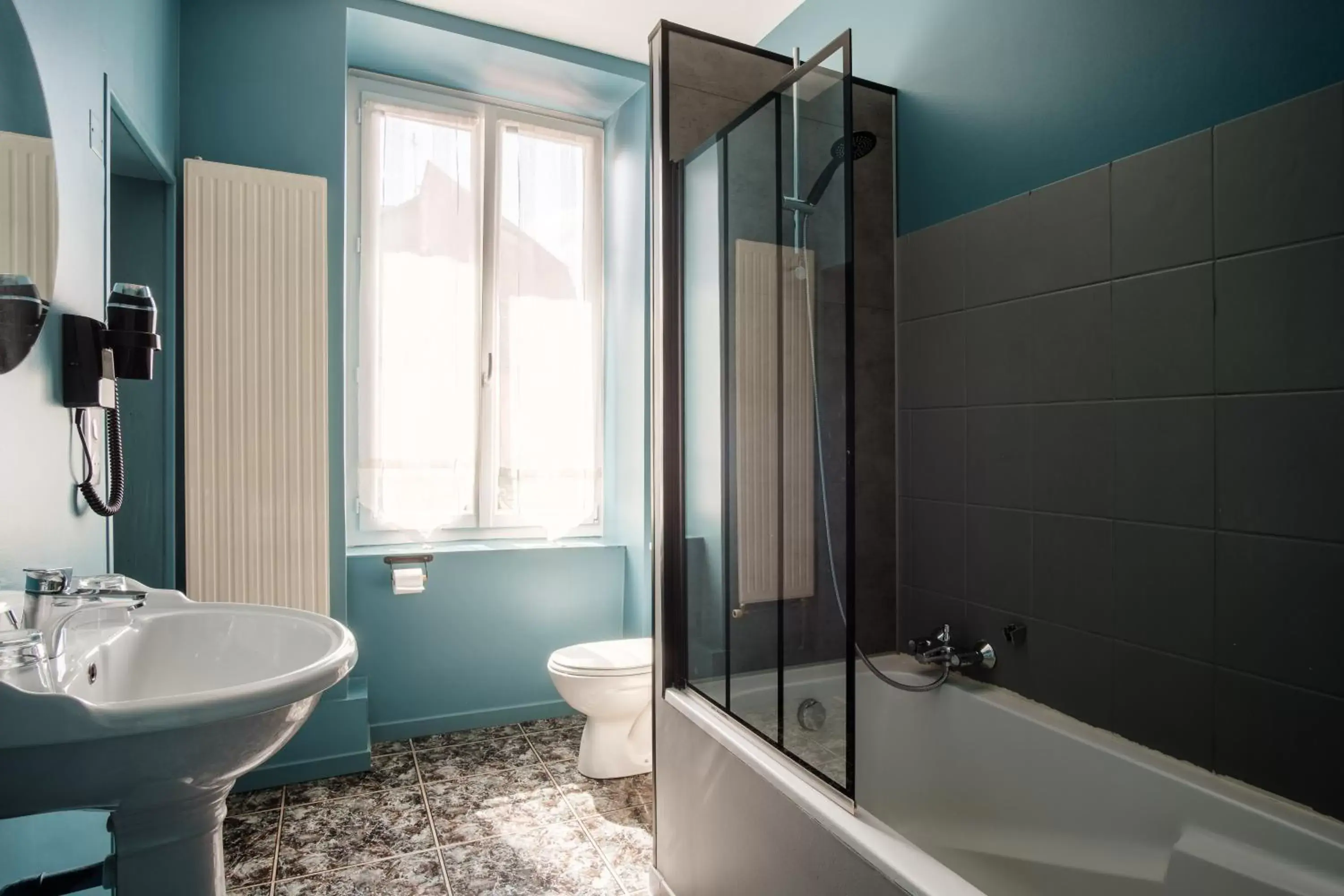 Bathroom in Dupain & Dubeurre Appart'Hôtel - Parking