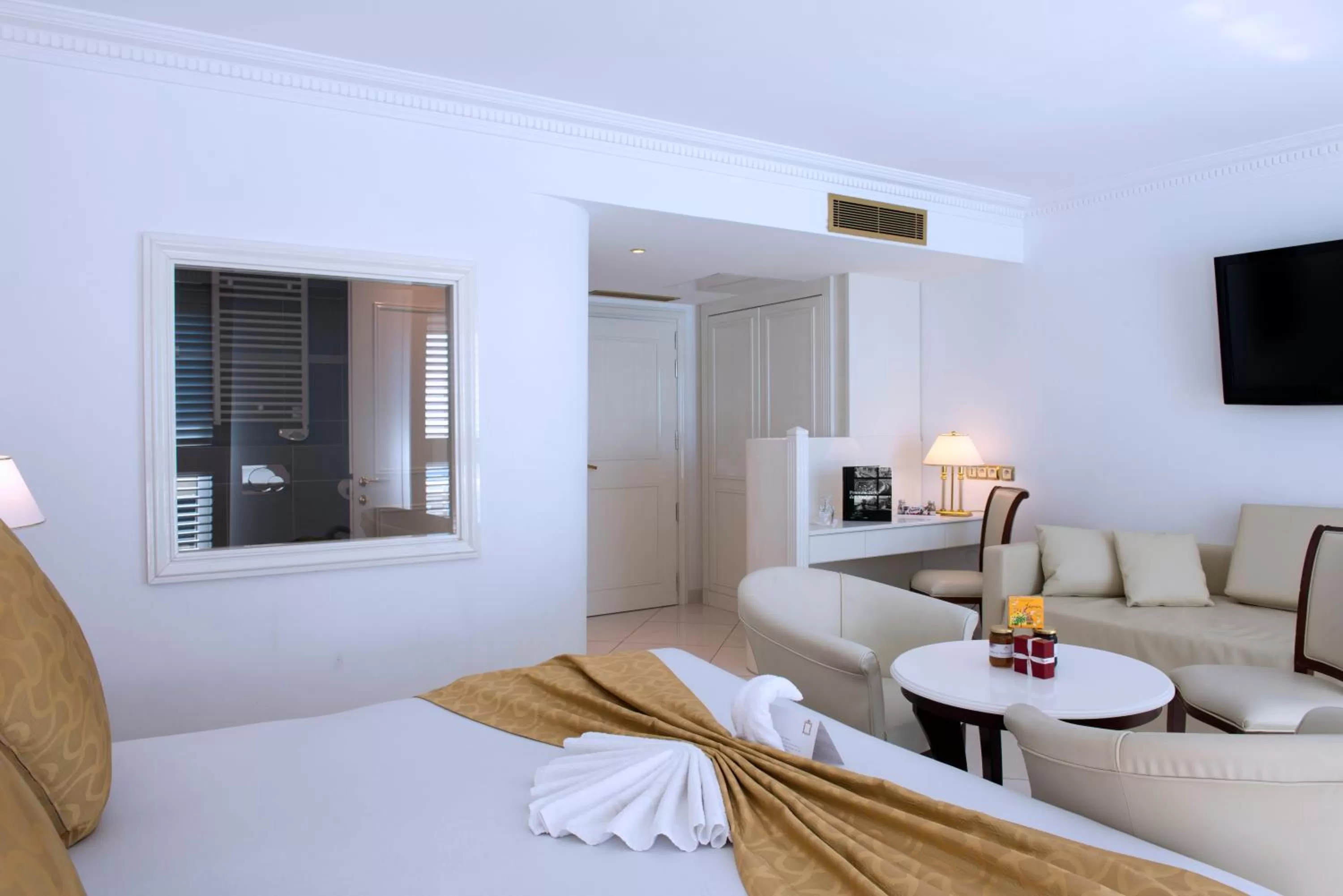 Photo of the whole room, Bed in Hôtel West End Promenade