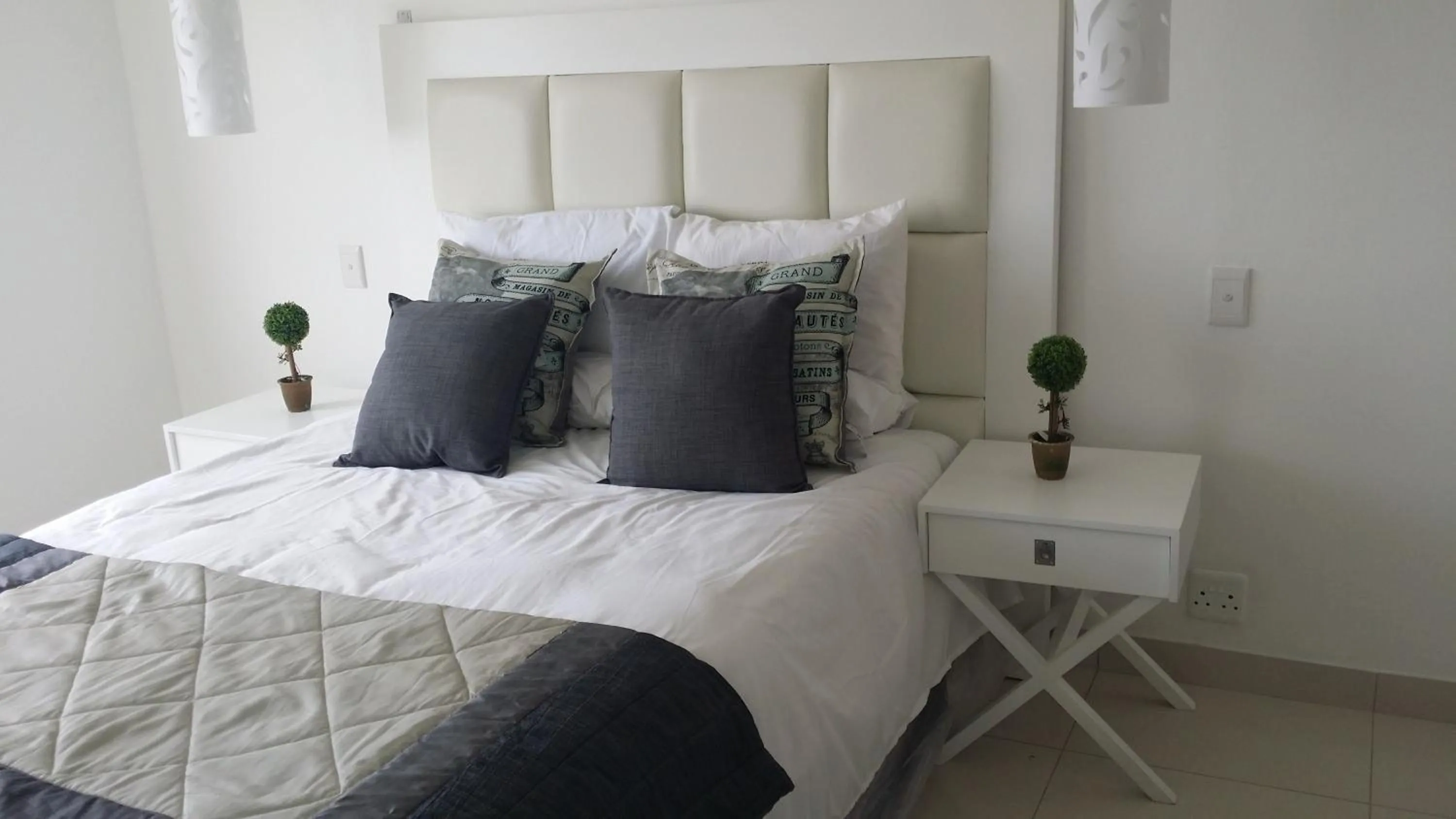 Photo of the whole room, Bed in 34 on Milkwood